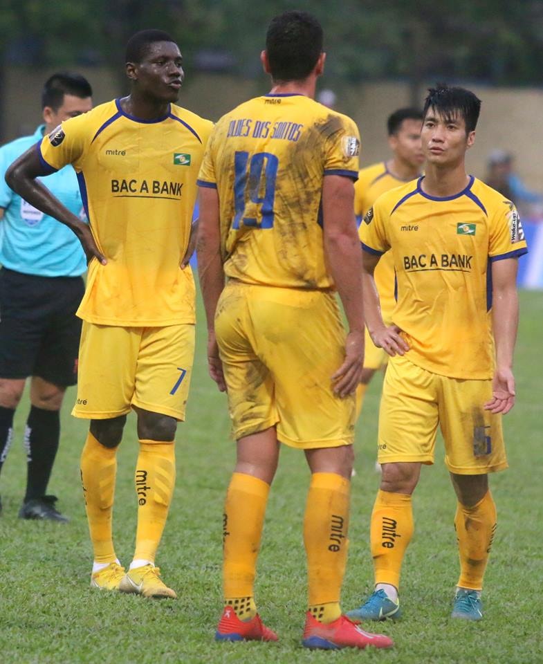 Văn Bình (15) là 1 trong 3 cầu thủ có mặt trong trận đại thắng V-League 2012.