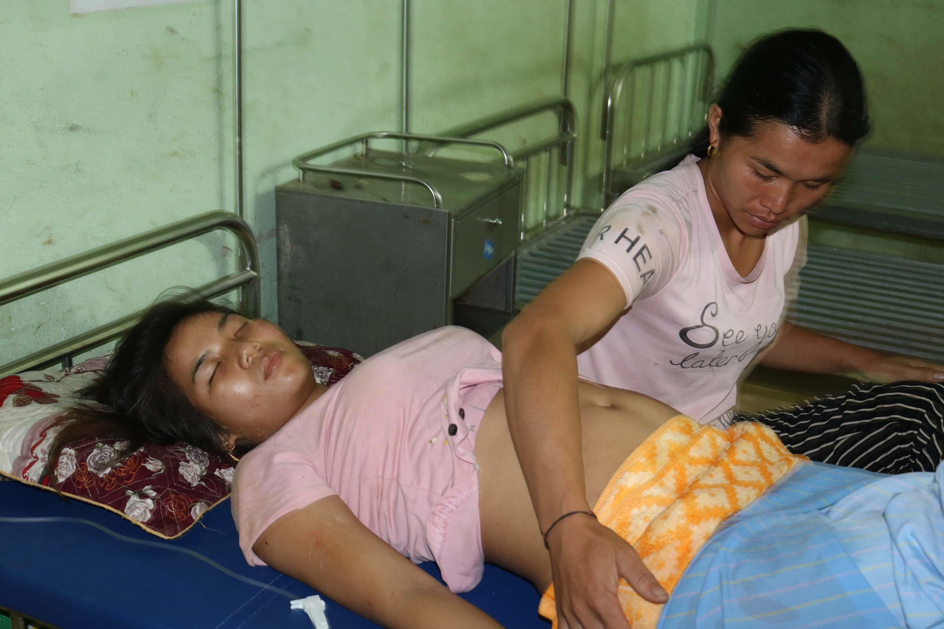 3 trong 4 nạn nhân đang được cấp cứu tại Trung tâm y tế huyện Kỳ Sơn. Ảnh: Lữ Phú