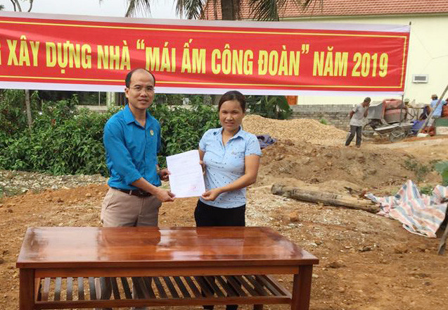 Chủ tịch LĐLĐ huyện Tân Kỳ trao quyết định xây dựng nhà Mái ấm Công đoàn cho cô giáo Nguyễn Thị Tứ