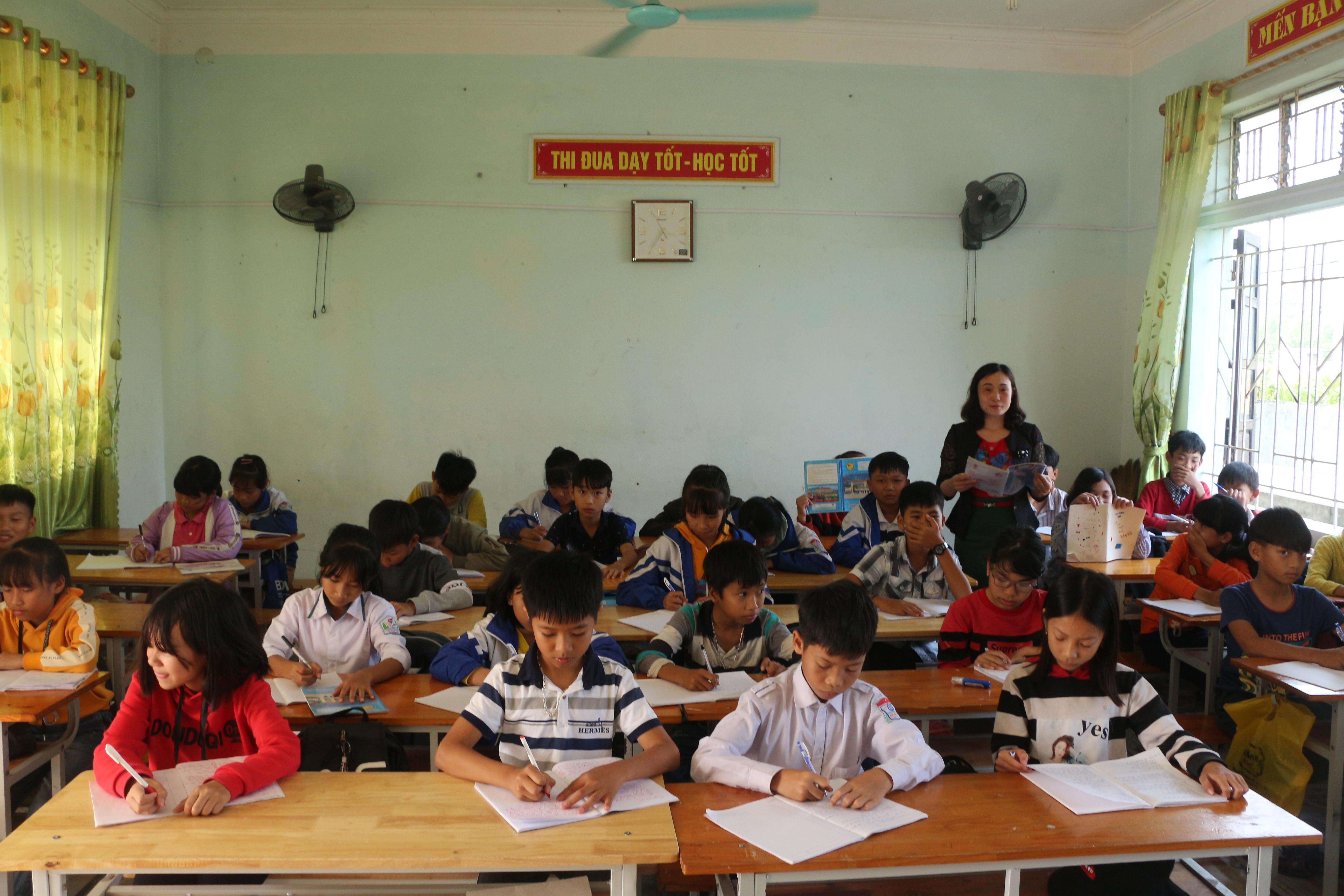 Giờ học của học sinh Trường THCS Quỳnh Lập (thị xã Hoàng Mai).