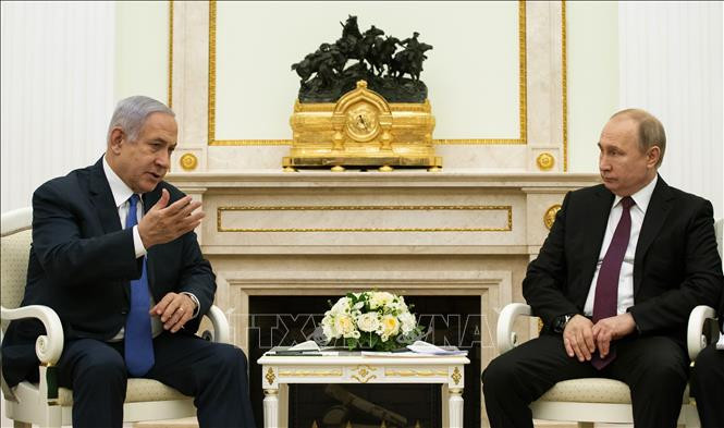 Tổng thống Nga Vladimir Putin (phải) và Thủ tướng Israel Benjamin Netanyahu (trái) tại cuộc gặp ở Moskva, Nga ngày 4/4. Ảnh: AFP/TTXVN