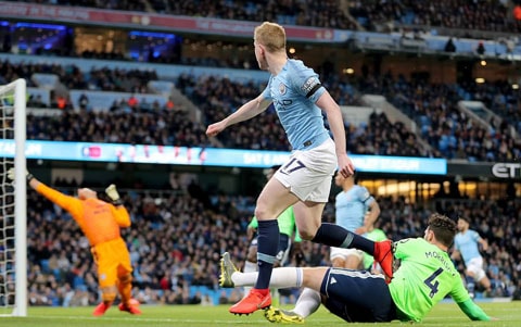 De Bruyne mang lại lợi thế sớm cho Man City với bàn thắng khó tin.
