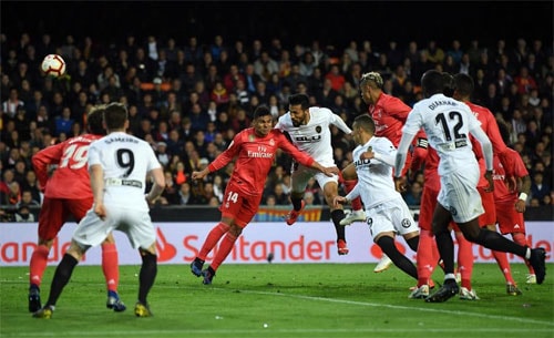 Casemiro không cản được Garay.