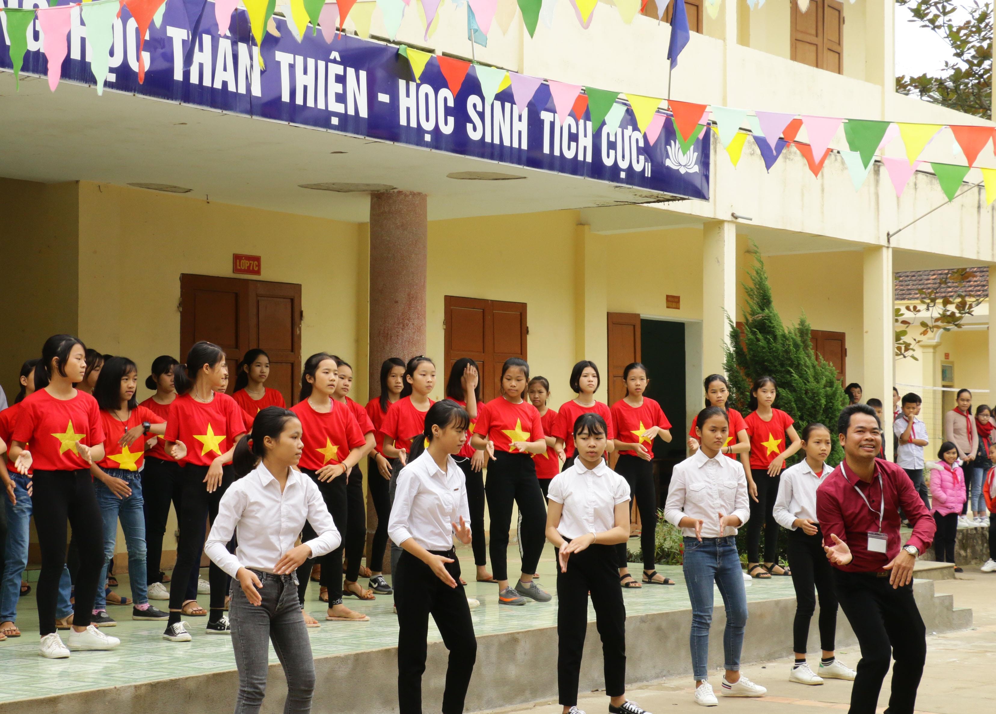 Để tránh bạo lực học đường hướng học sinh đến các hoạt động ngoại khóa, lành mạnh.  (Trong ảnh: Một buổi biểu diễn dân vũ của học sinh Trường THCS Ảnh - Mỹ Hà