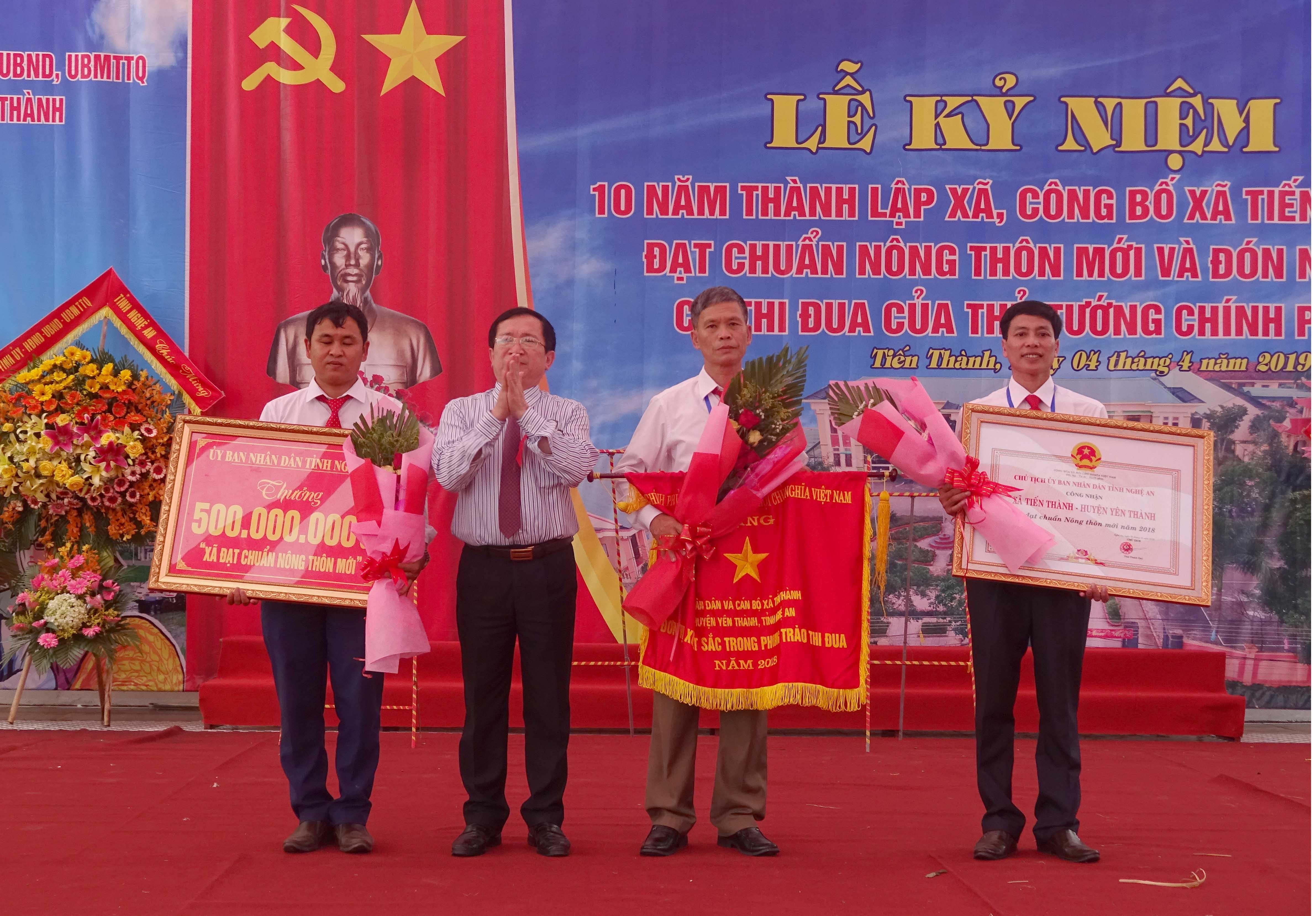Xã Tiến Thành đón Bằng công nhận xã đạt chuẩn Nông thôn mới 
