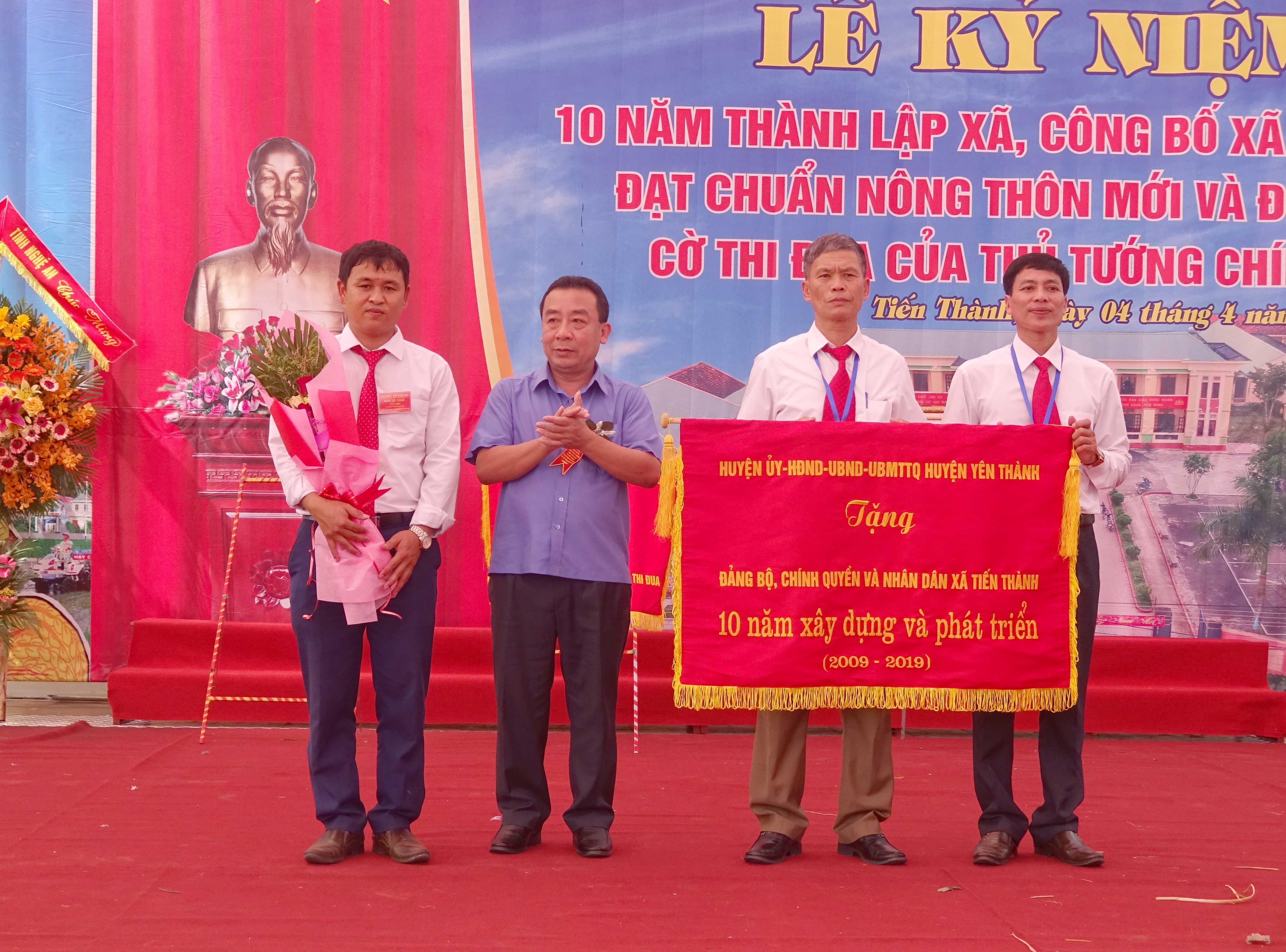 Xã Tiến Thành đón Bằng công nhận xã đạt chuẩn Nông thôn mới