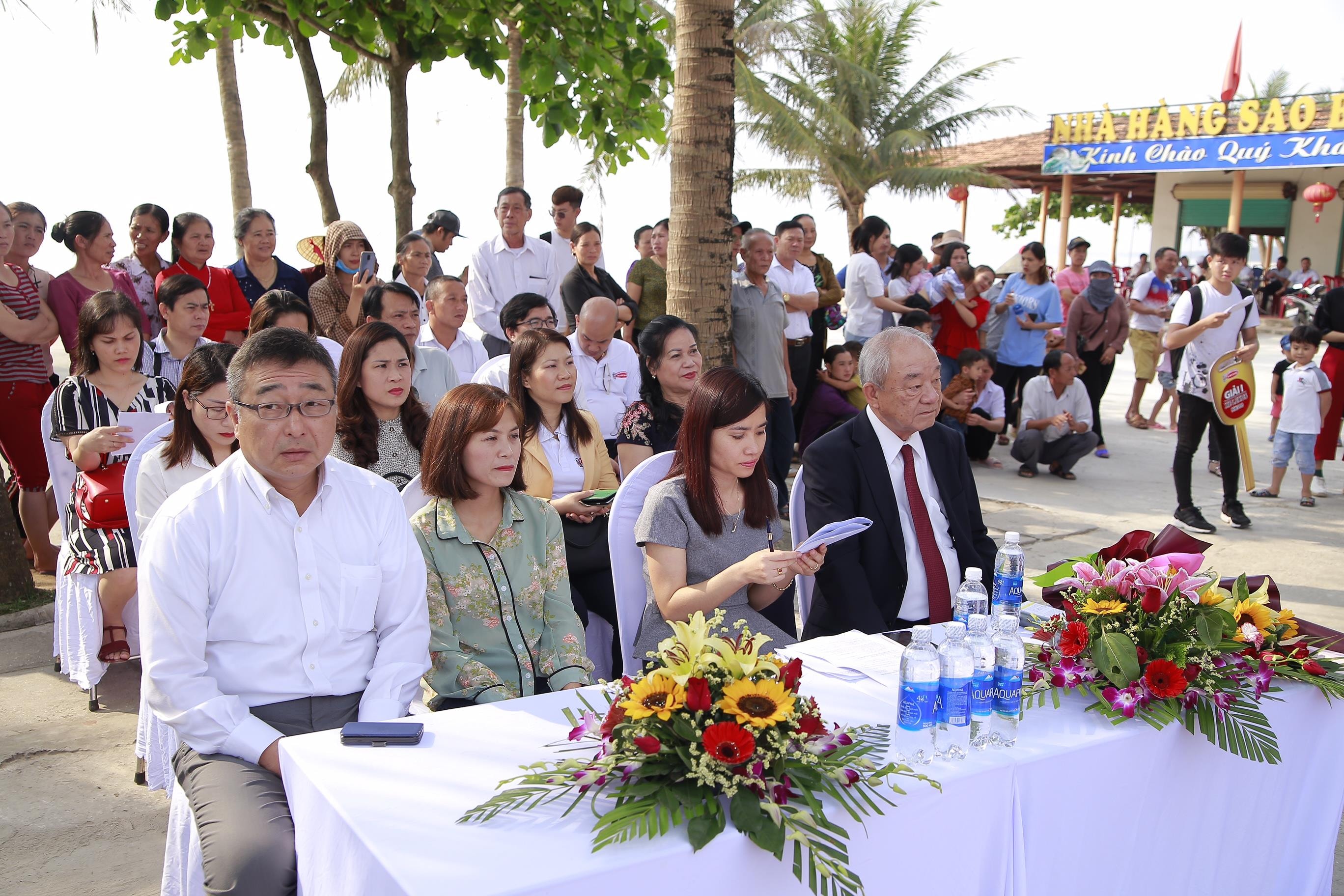 Rất đông người dân T.x Hoàng Mai đến chia vui cùng chị Phan Thị Hương. Ảnh: Thanh Thủy