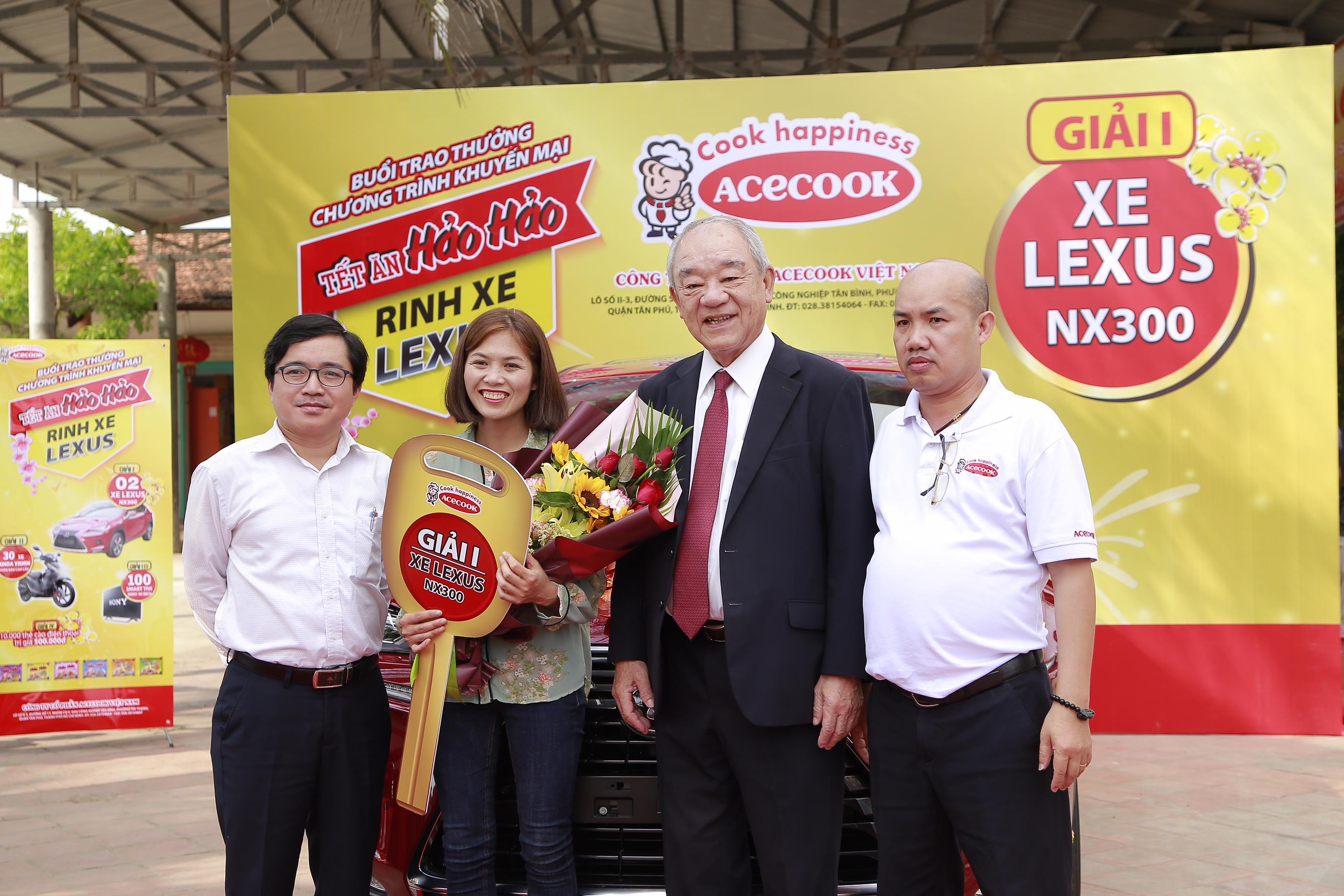 Đại diện Công ty CP Acecook Việt Nam chia vui cùng khách hàng may mắn. Ảnh: Thanh Thủy