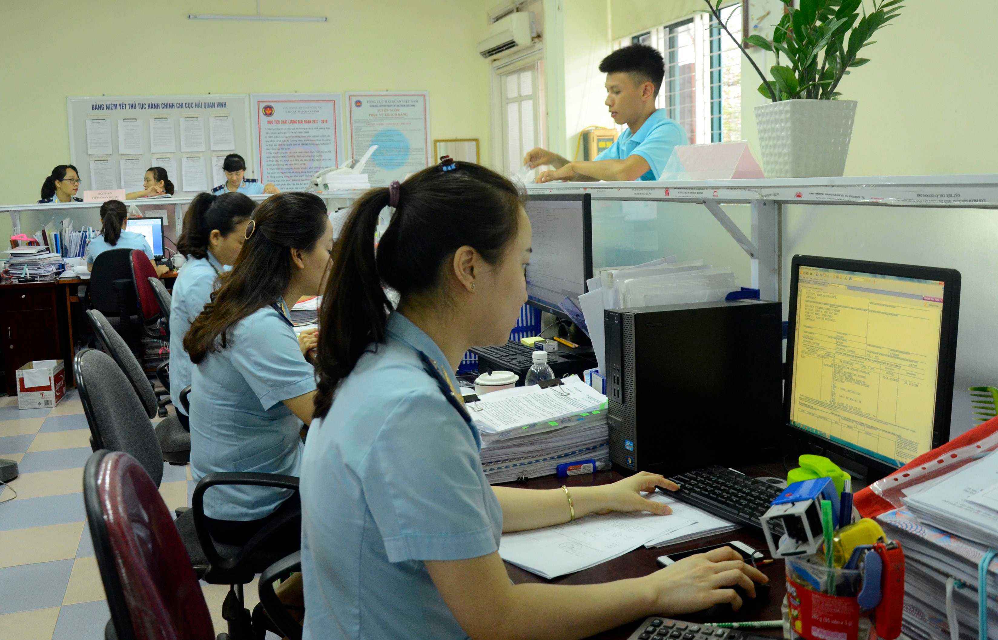 Chi cục Hải quan Vinh giải quyết Thủ tục thông quan cho doanh nghiệp. Ảnh: Thanh Lê