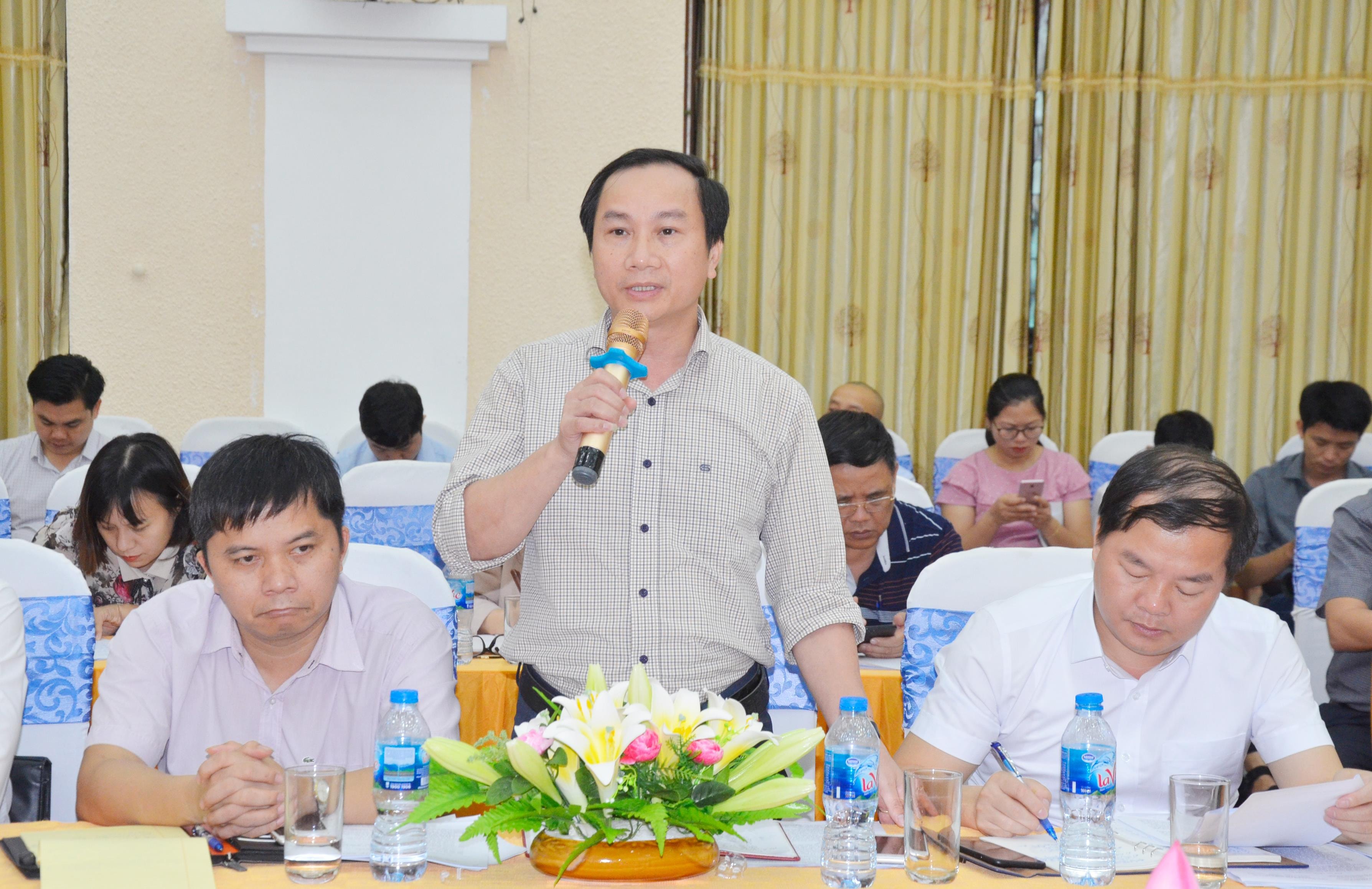 Phó Tổng Biên tập Báo Nghệ An Trần Văn Hùng phản ánh vướng mắc trong công tác giải phóng mặt bằng và bất cập trong công tác quản lý đô thị tại TP Vinh. Ảnh: Thanh Lê