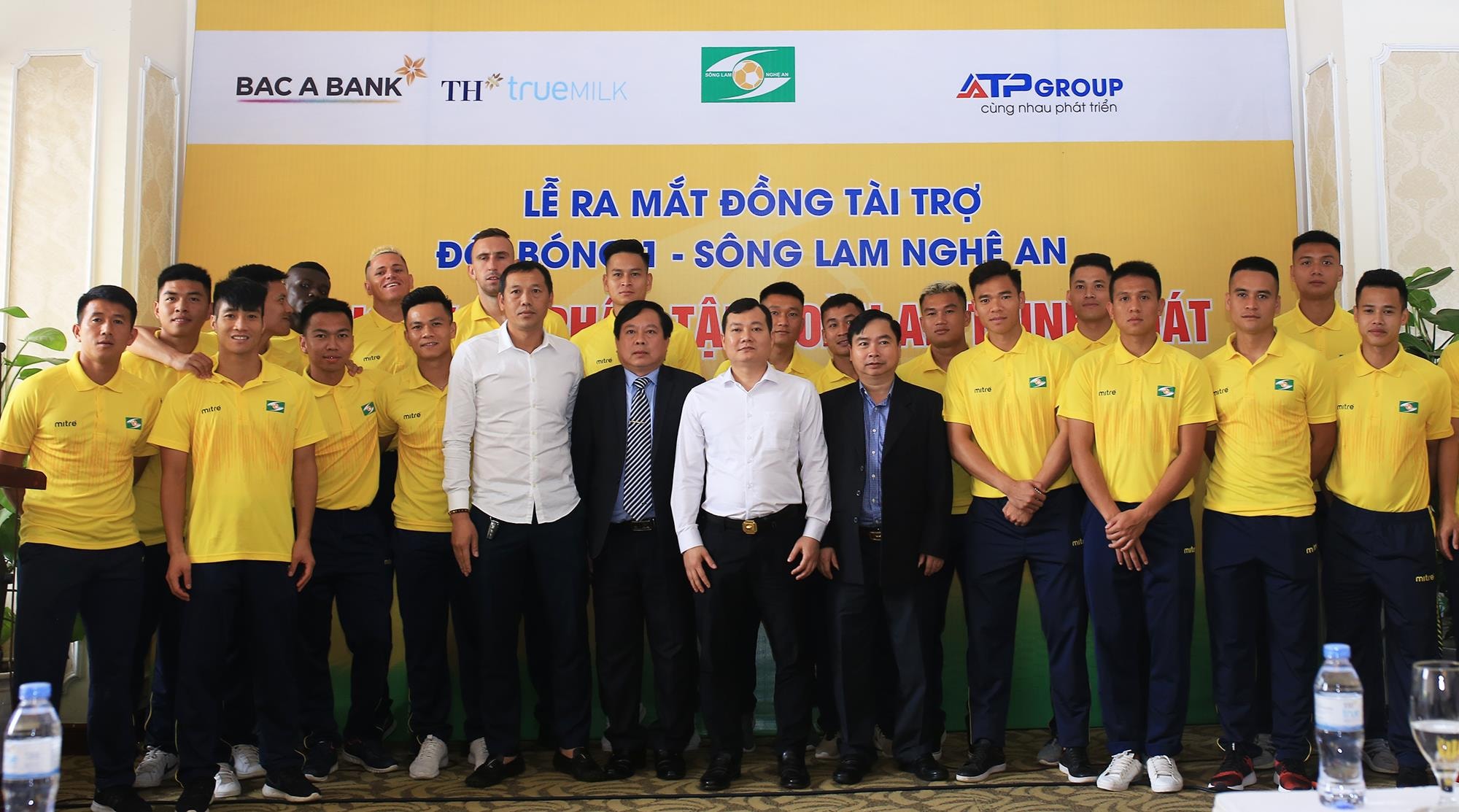 Đội bóng SLNA trong lễ ra mắt nhà đồng tài trợ tại V.League 2019. Ảnh: Trung Kiên