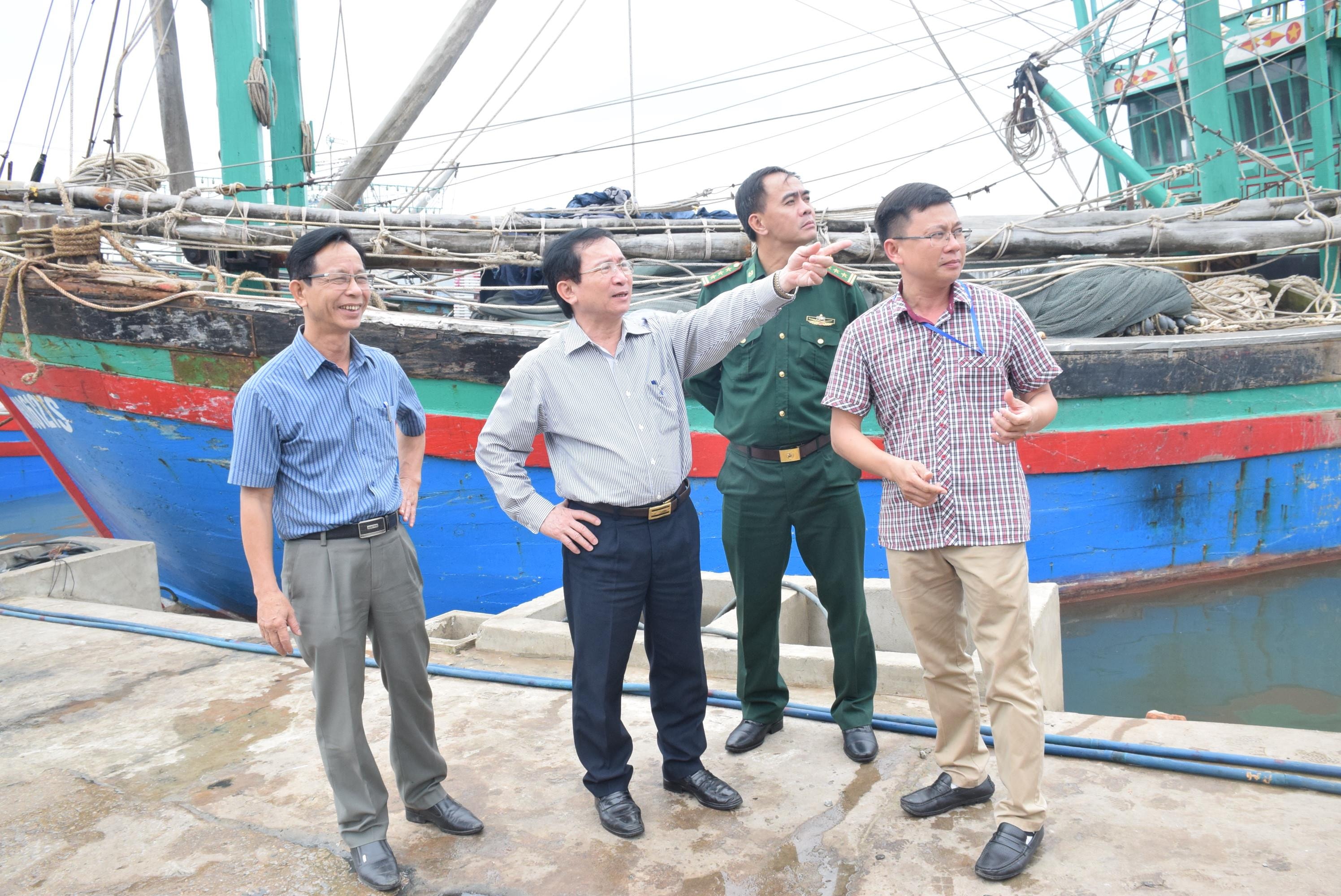 Phó chủ tịch UBND tỉnh Đinh viết Hồng kiểm tra tại cảng cá Lạch Quèn. Ảnh: Xuân Hoàng