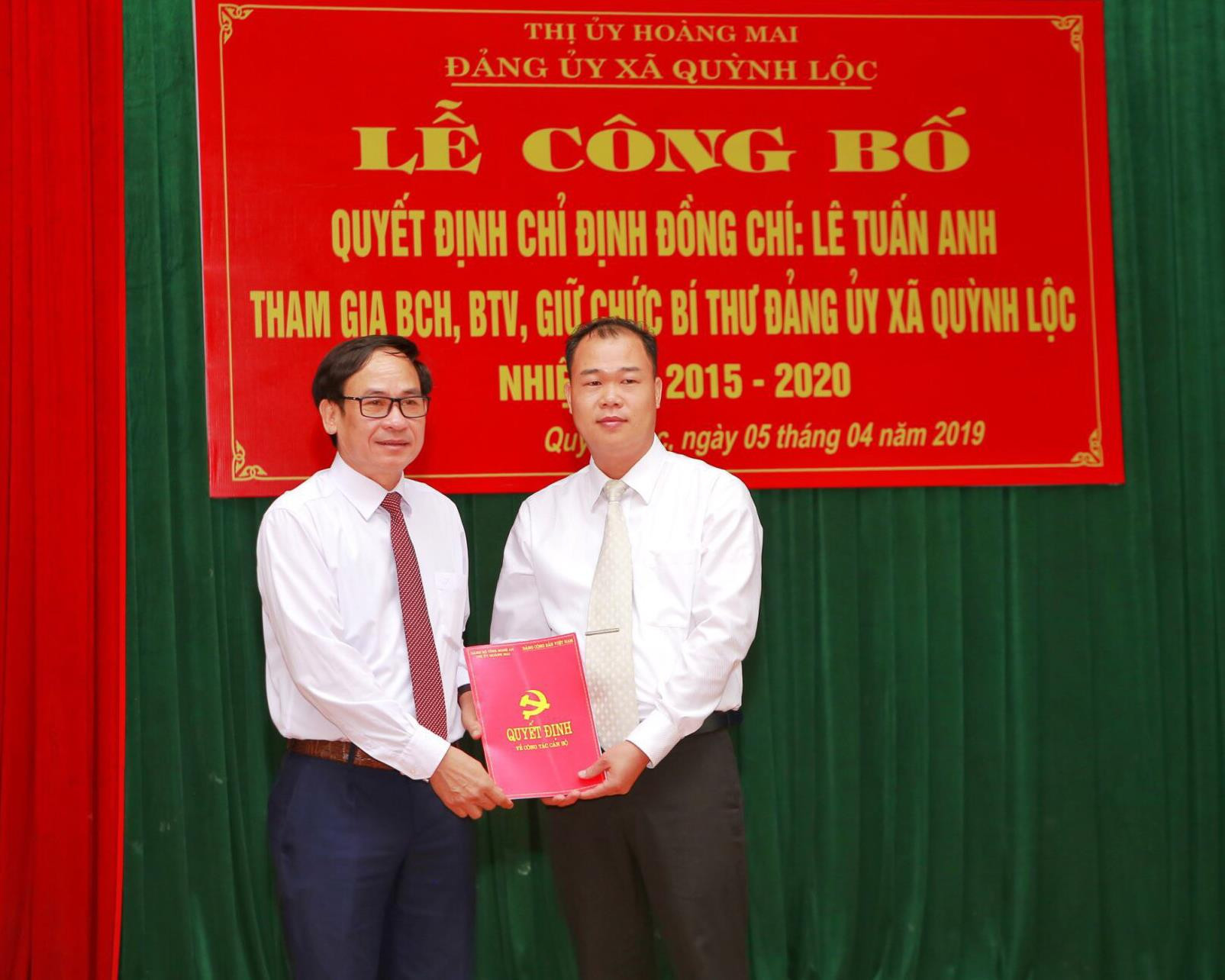 Bí thư Thị ủy Hoàng Mai trao quyết định cho đồng chí Lê Tuấn Anh nhận nhiệm vụ mới tại xã Quỳnh Lộc. Ảnh: Hồ Định