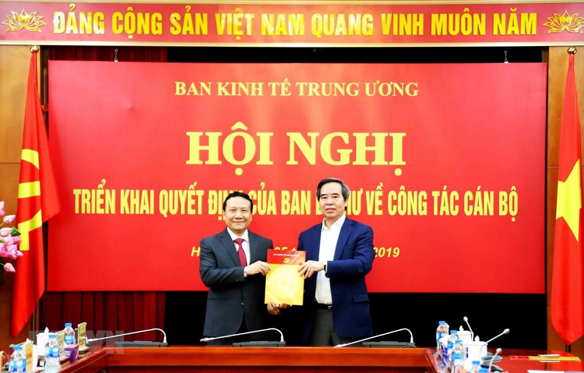 Ông Nguyễn Văn Bình, Ủy viên Bộ Chính trị, Bí thư Trung ương Đảng, Trưởng ban Kinh tế Trung ương trao Quyết định bổ nhiệm cán bộ cho ông Nguyễn Hồng Sơn. (Ảnh: Phương Hoa/TTXVN)