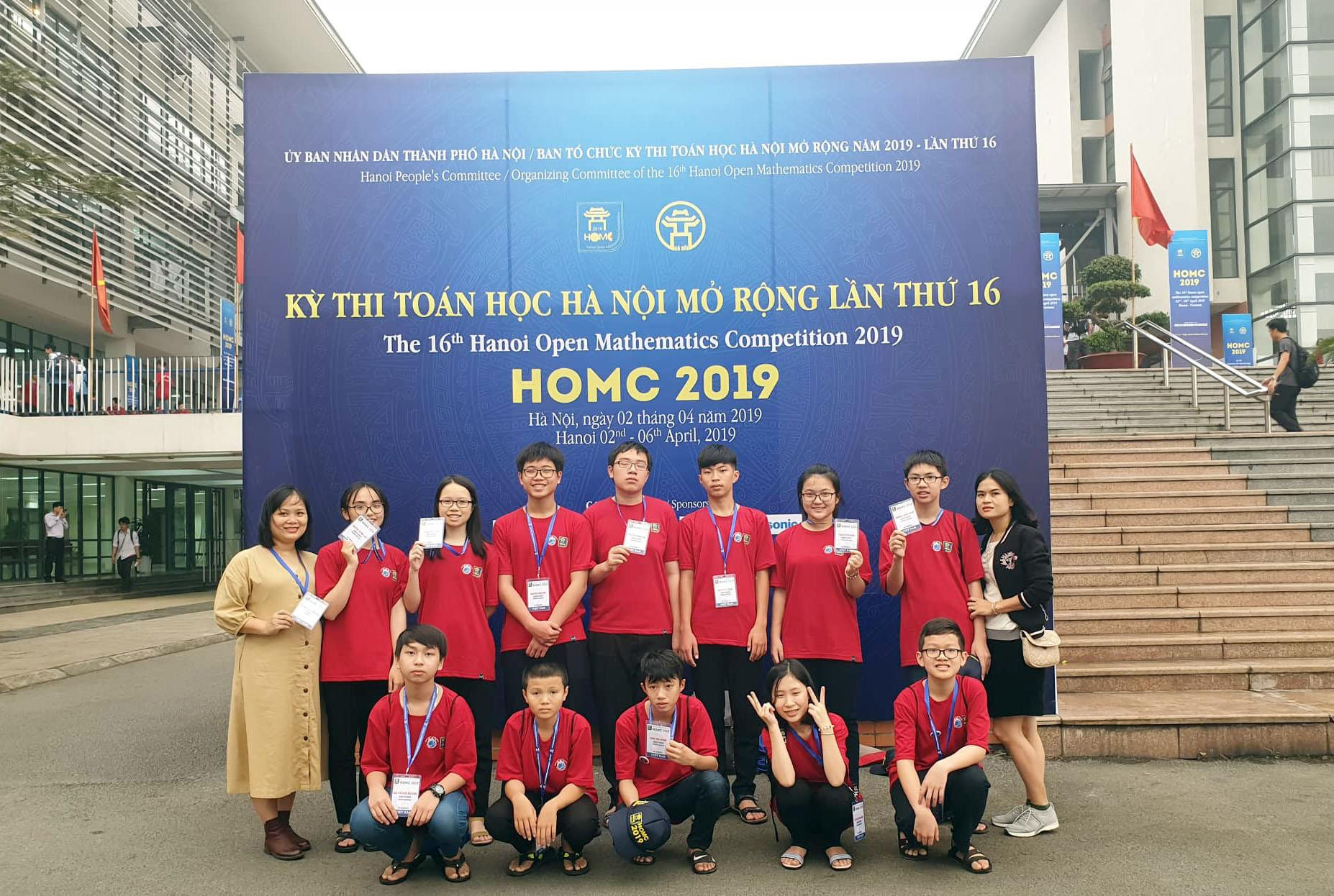 Đoàn giáo viên và học sinh Nghệ An tham dự cuộc thi. Ảnh - PV