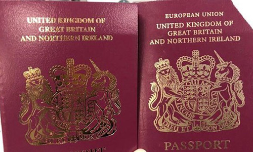 Hộ chiếu Anh cũ (trái) và hộ chiếu mới cấp sau ngày 30/3 thời điểm dự kiến ban đầu Anh rời khỏi Liên minh châu Âu. Ảnh: Twitter.