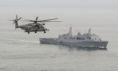 Trực thăng và tàu vận tải đổ bộ Mỹ hoạt động ngoài khơi Peru hồi cuối năm 2018. Ảnh: US Navy.