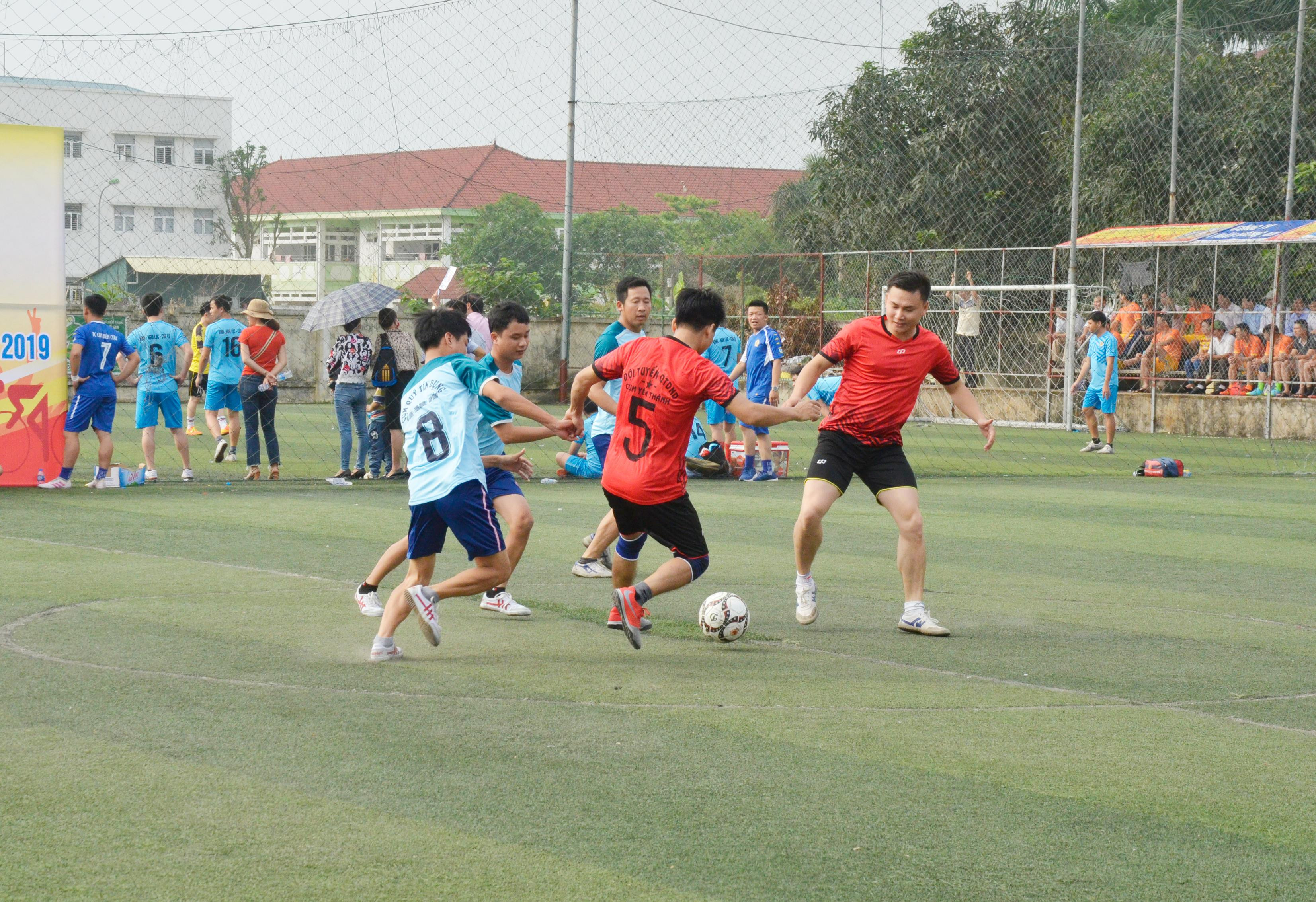 Ngay sau lễ khai mạc đã diễn ra trận đấu vòng loại giữa hai đội Quỹ tín dụng nhân dân Yên Thành và Đô Lương. Ảnh: Thu Hương