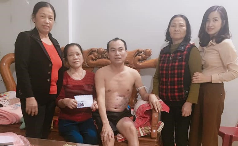  Hội LHPN Thị Trấn thăm và tặng quà cho anh Hoàng Văn Hà bị tai nạn lao động 