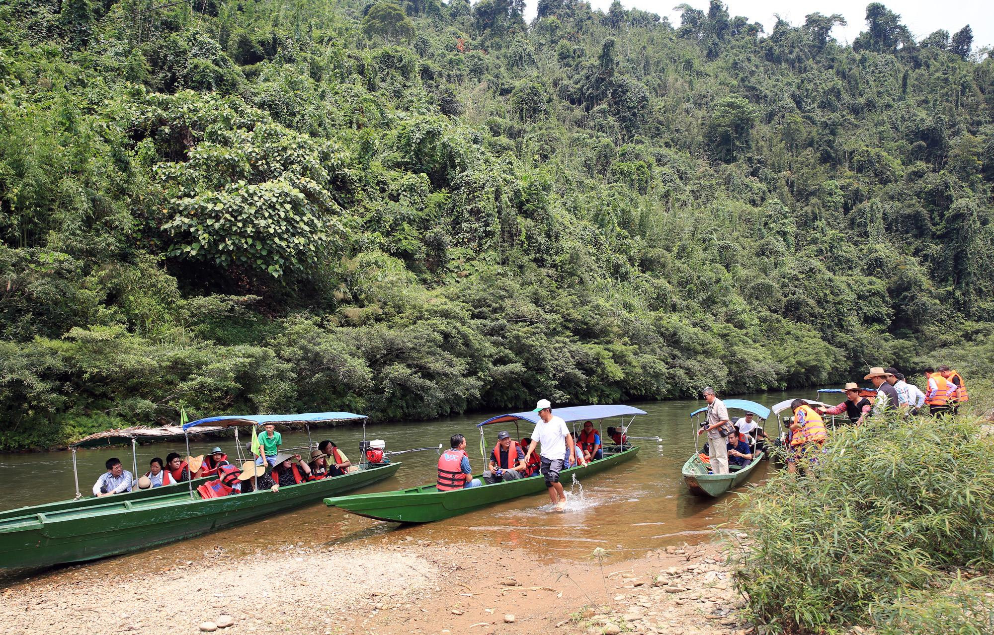 thành viên đoàn Famtrip thành phố Hồ Chí Minh tải nghiệm du thuyền sông Giăng. Ảnh: Hồ Phương