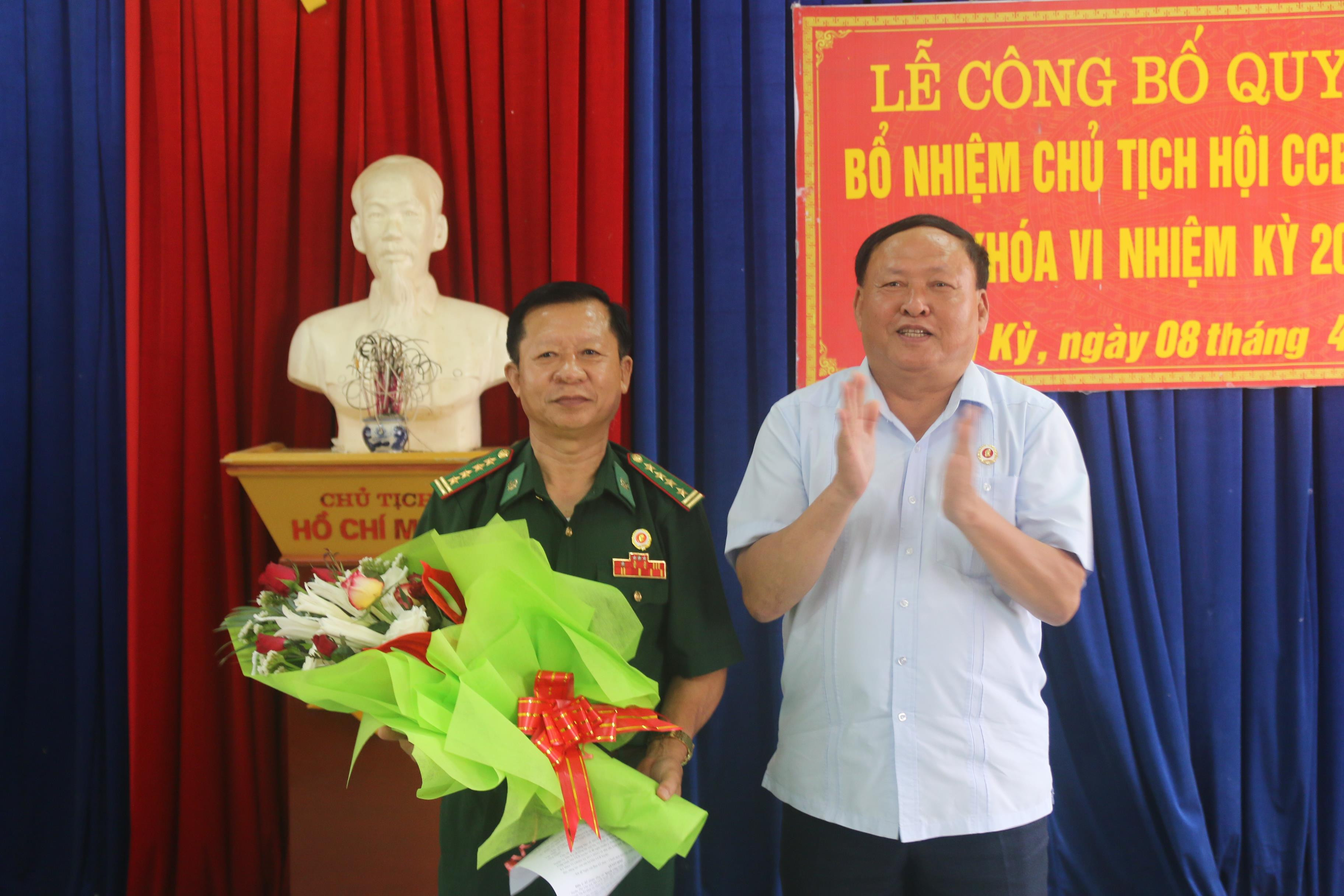 Đồng chí Nguyễn Đình Minh-Chủ tịch HCCB tỉnh trao quyết định và tặng hoa cho đồng chí Nguyễn Công Long