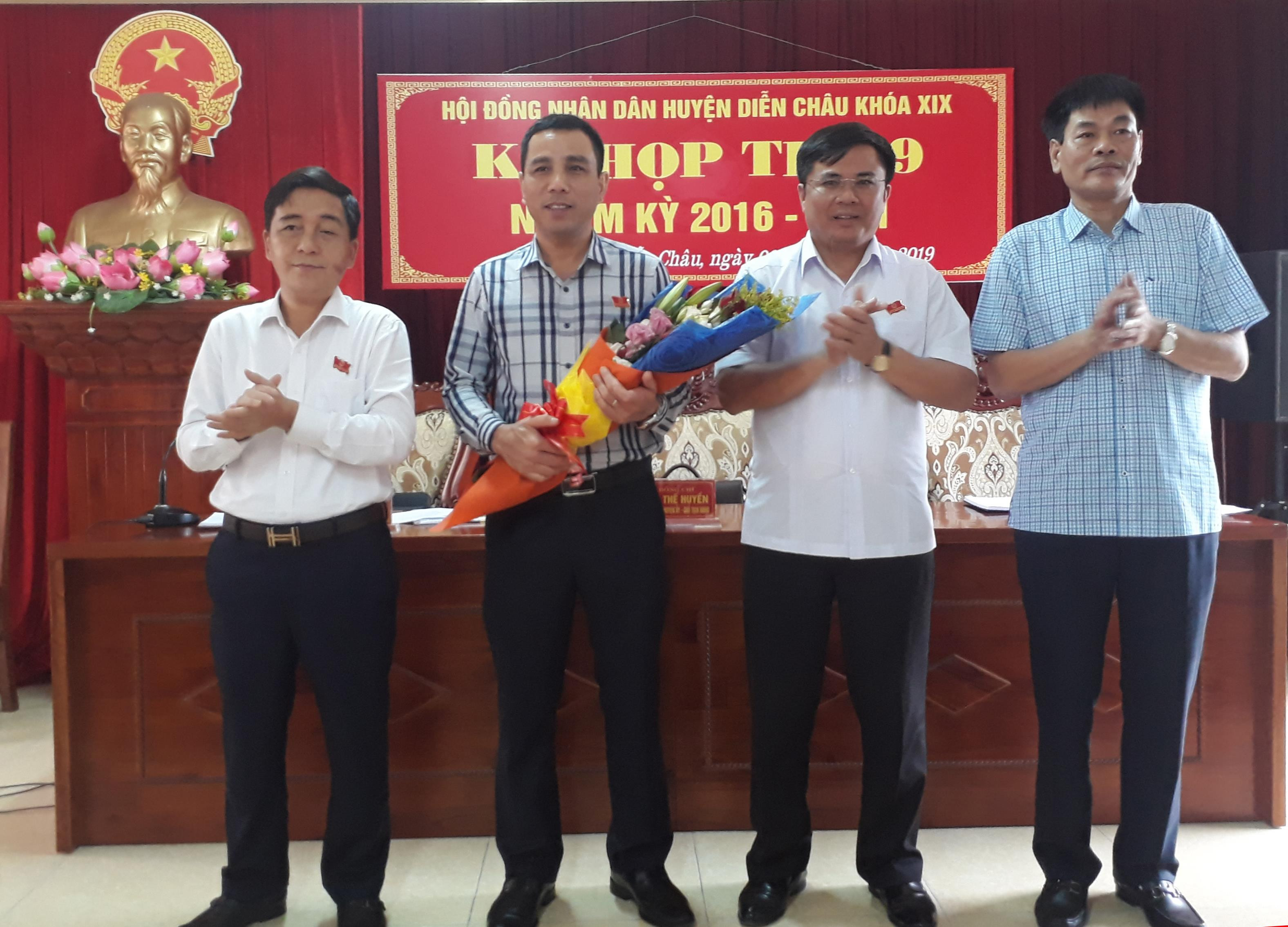 Lãnh đạo huyện Diễn Châu chúc mừng đồng chí Lê Mạnh Hiên- được bầu giữ chức vụ Phó chủ tịch UBND huyện