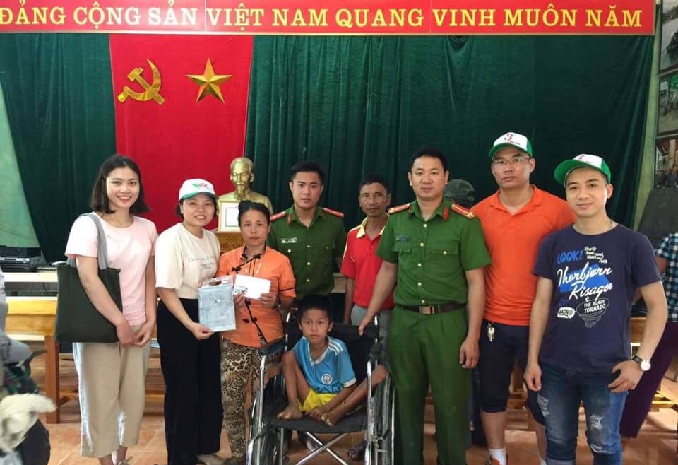 Trao tặng cho các em có hoàn cảnh khó khăn
