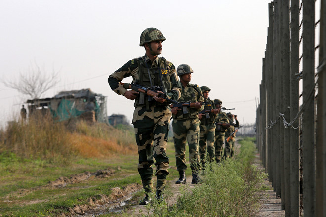 Binh sĩ Ấn Độ tuần tra khu vực biên giới với Pakistan /// Reuters