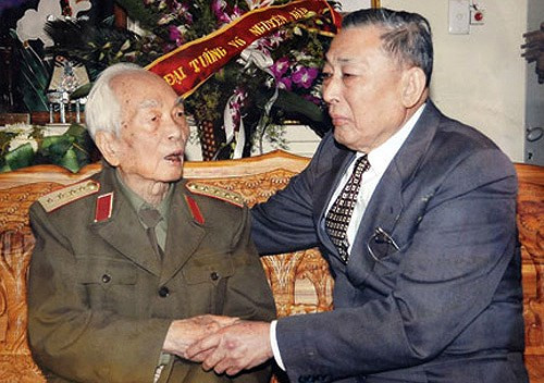 Tướng Đồng Sĩ Nguyên và Đại tướng Võ Nguyên Giáp. Ảnh tư liệu