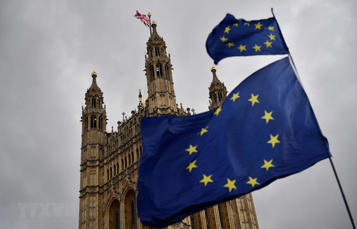 Cờ Liên minh châu Âu (bên phải) và quốc kỳ Anh (trái) bên ngoài tòa nhà Quốc hội Anh ở London ngày 4/4/2019. (Nguồn: AFP/TTXVN)