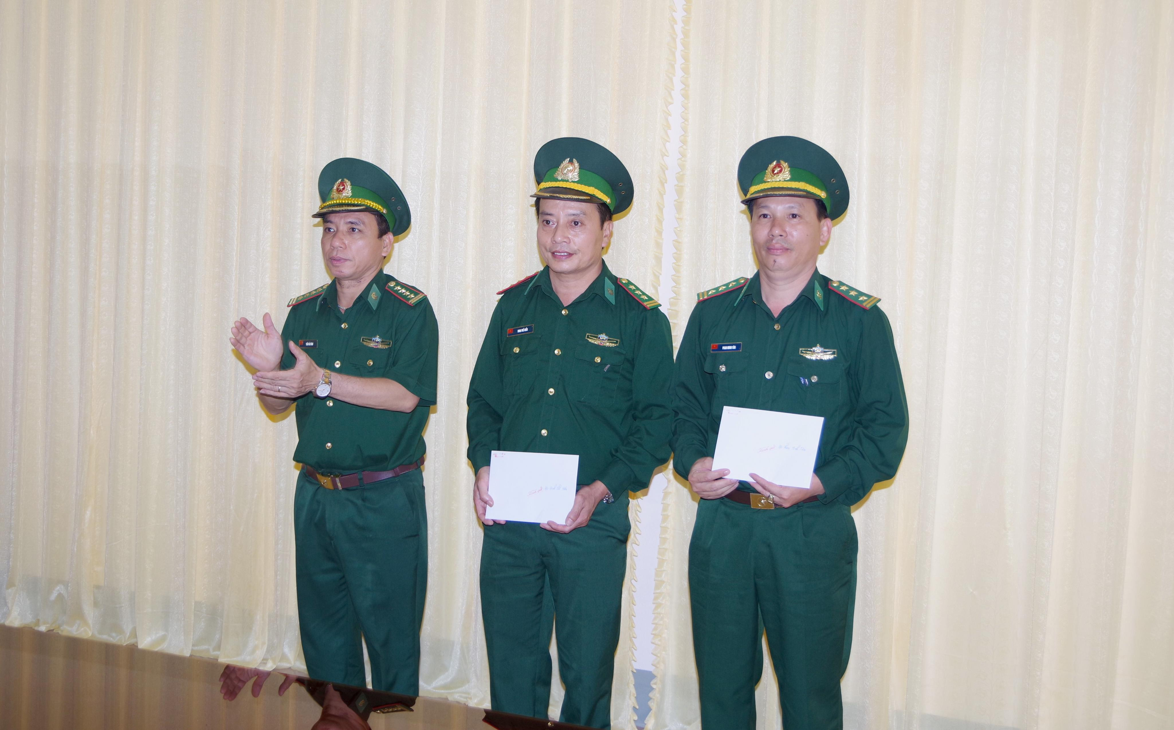 Đại tá Trần Hải Bình - Ủy viên Ban chấp hành Đảng bộ tỉnh, Chỉ huy trưởng BĐBP tỉnh trao quyết định cho Thượng tá Đinh Thế Hiển và Thượng tá Phan Minh Tân.