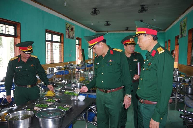 Đoàn công tác Bộ CHQS tỉnh kiểm tra chế độ, định lượng bữa ăn cho các chiến sỹ mới