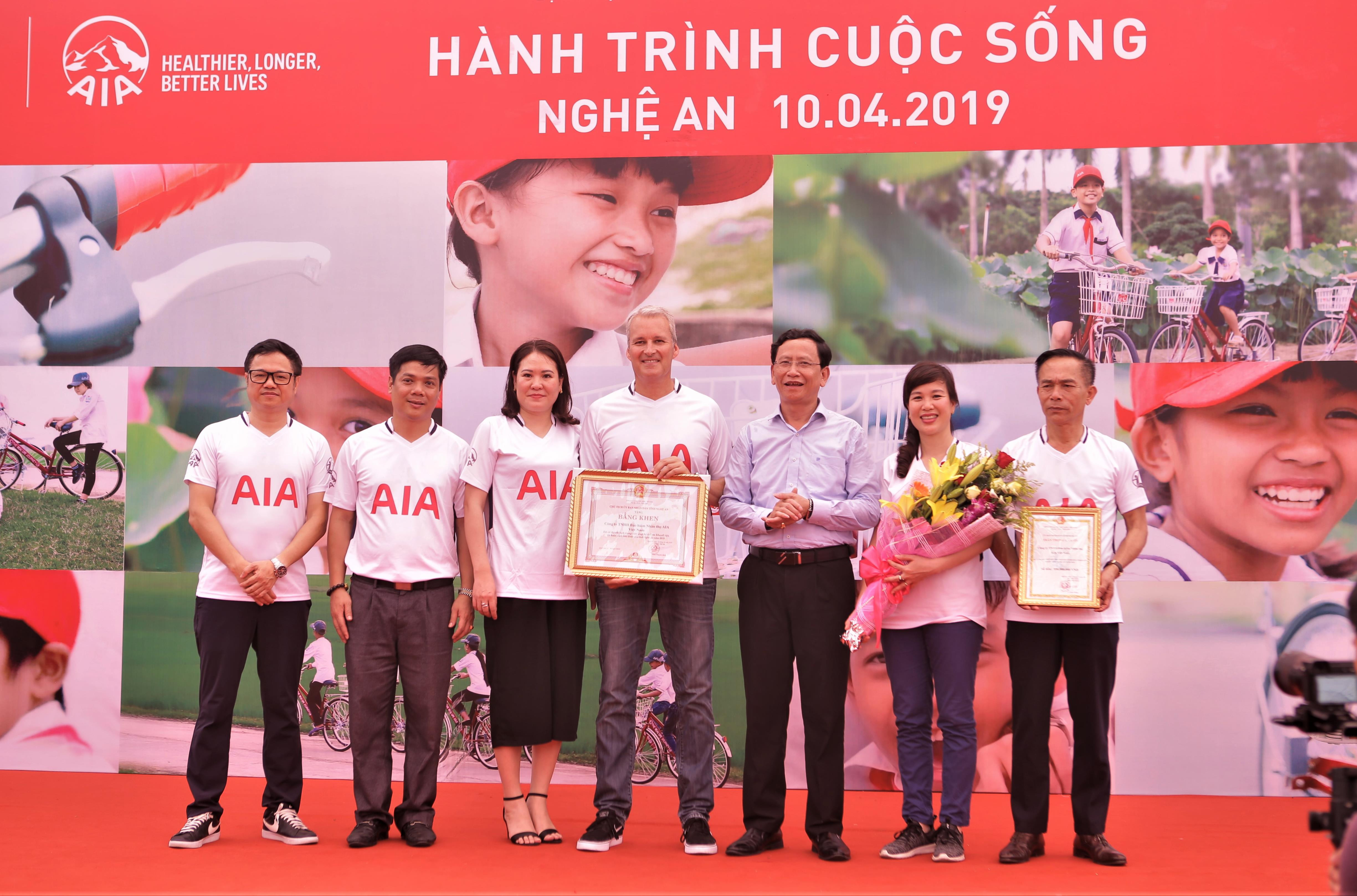 Trao Bằng khen của UBND Tỉnh cho đại diện AIA Việt Nam ghi nhận sự đóng góp tích cực, giúp đỡ trẻ em nghèo trên địa bàn tỉnh. Ảnh: Lâm Tùng