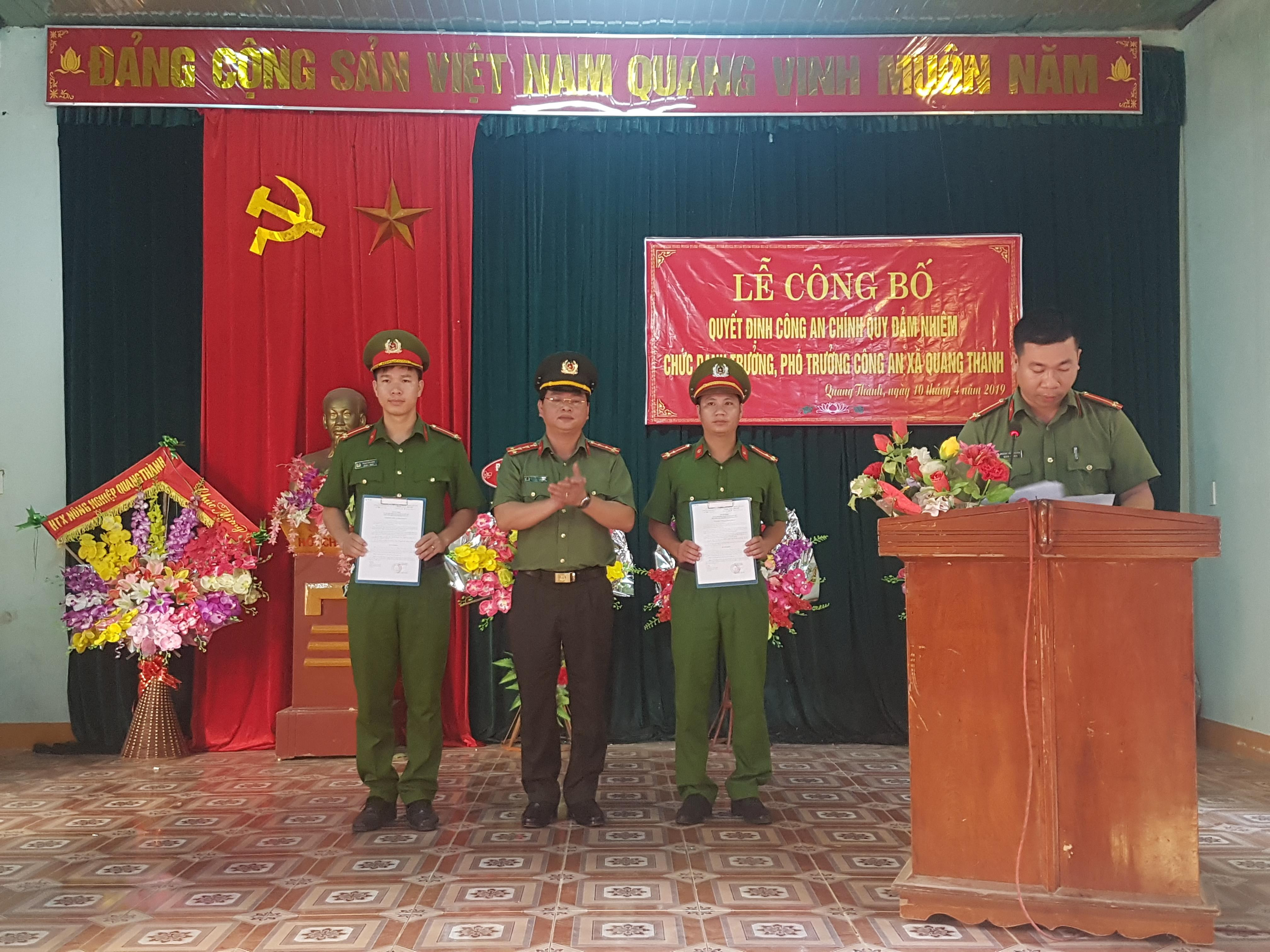 Trao quyết định bổ nhiệm, điều động trưởng, phó Công an xã Quang Thành, huyện Yên Thành của Công an tỉnh Nghệ An. 