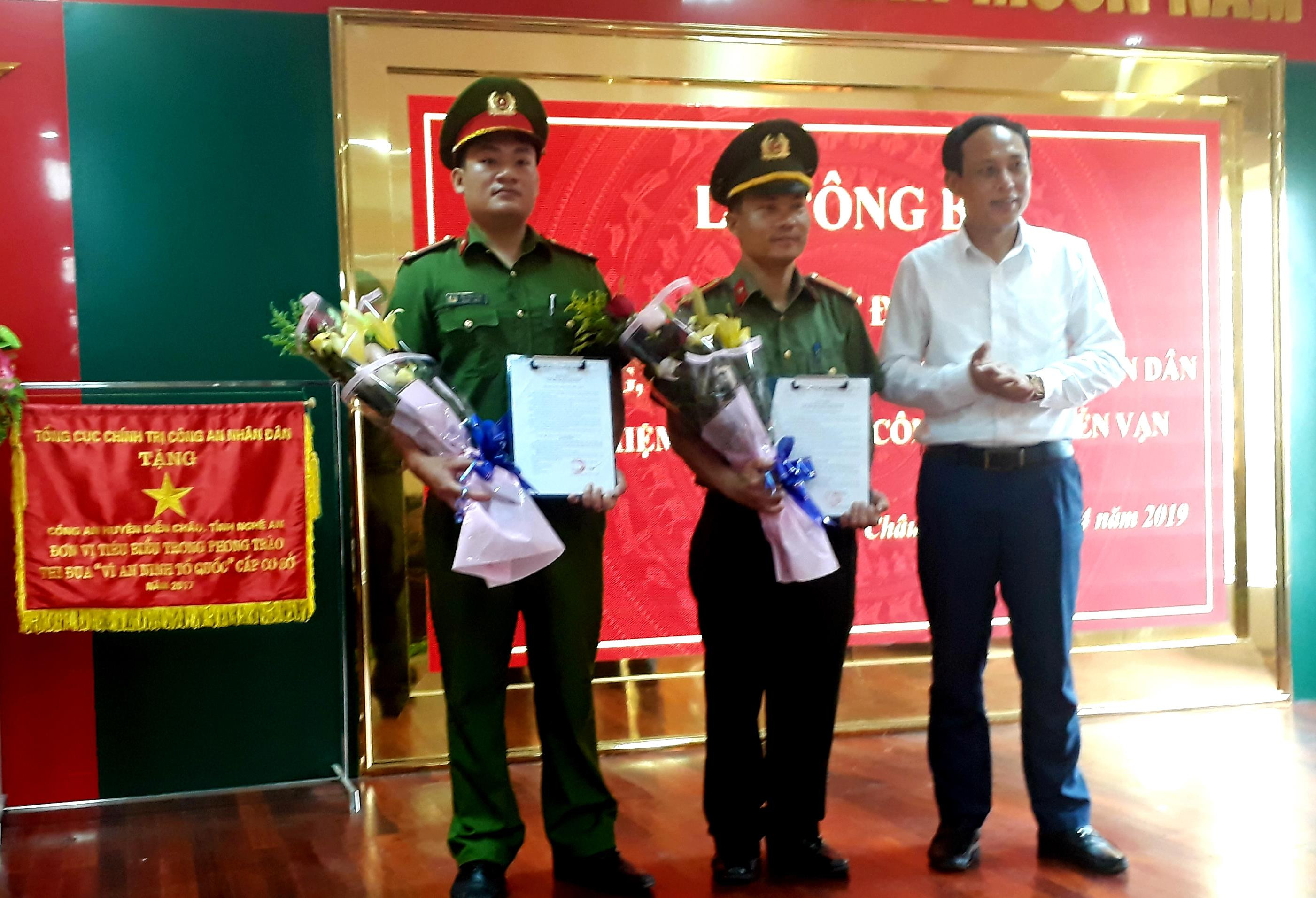 Lãnh đạo huyện Diễn Châu chúc mừng 2 đồng chí được điều động đảm nhiệm chức danh Công an xã Diễn Vạn. Ảnh: Hồng Hạnh