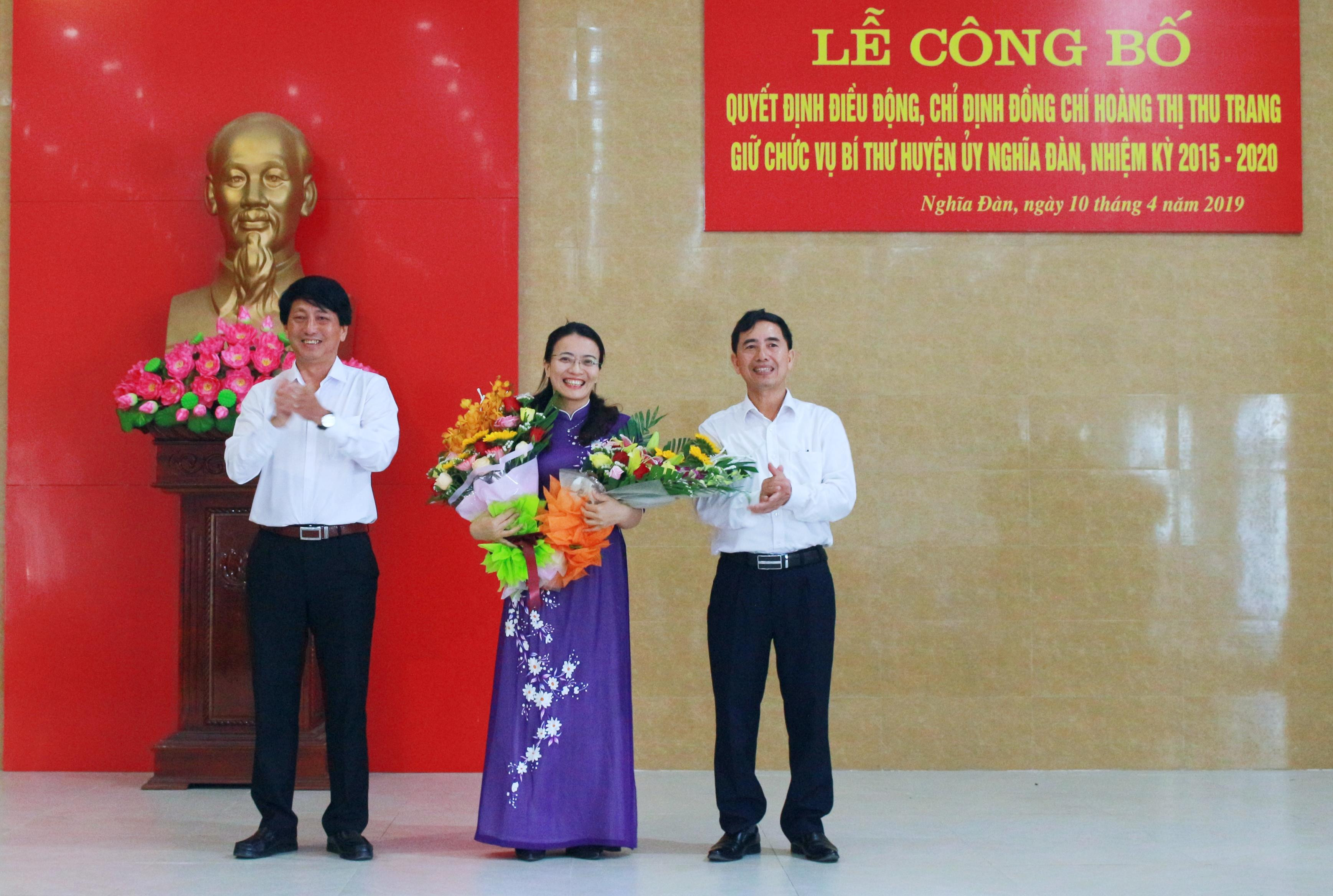 Thường trực Huyện ủy Nghĩa Đàn chúc mừng đồng chí Hoàng Thị Thu Trang. Ảnh: Thái Trường 