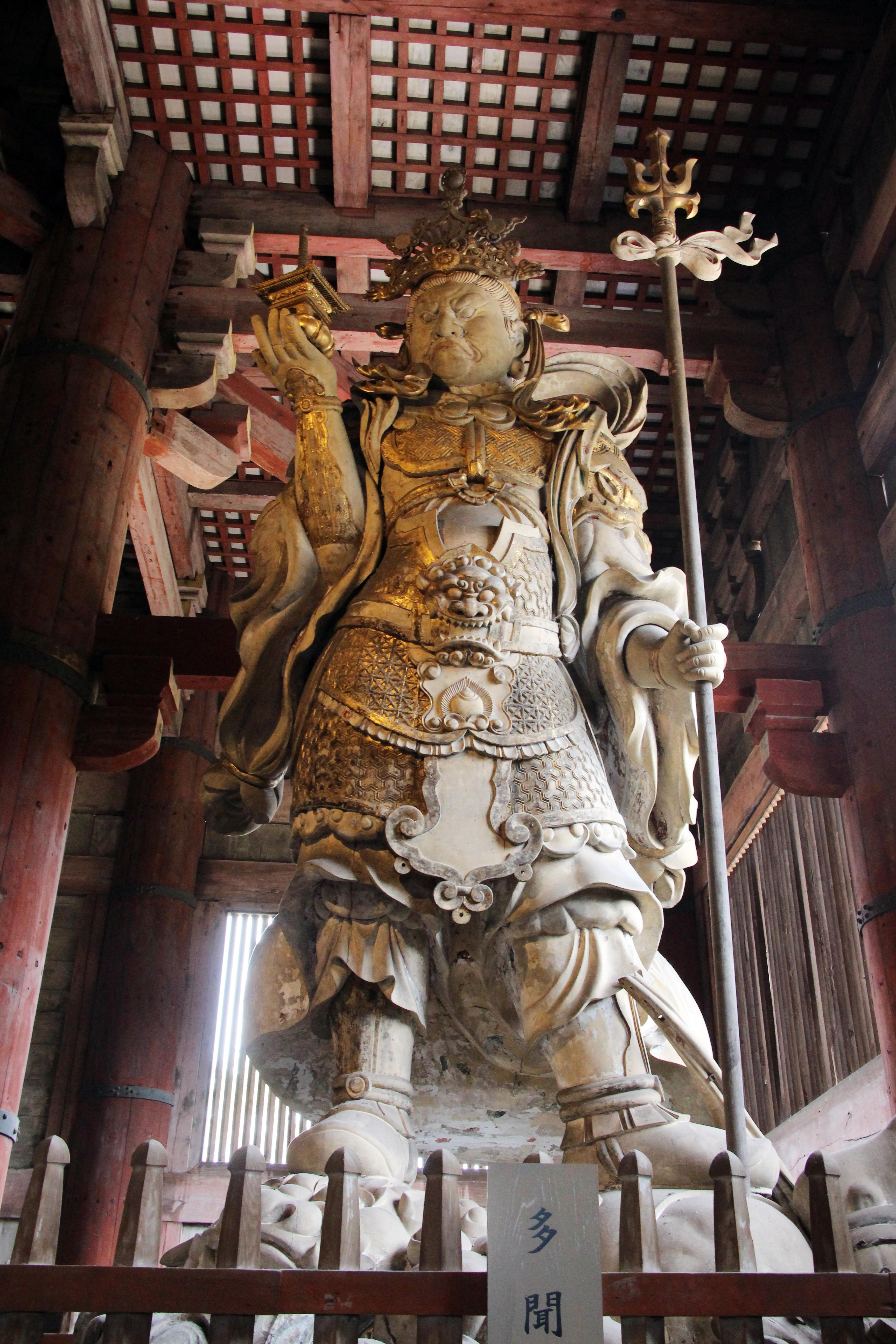 Trong Đại Phật điện, có hai bức tượng Hộ pháp bằng gỗ rất lớn, cao đến 8m. Ảnh: Đào Tuấn