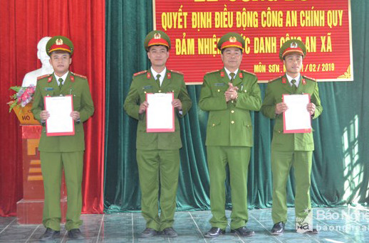 Lãnh đạo Công an huyện Con Cuông trao quyết định điều động cho các đồng chí đảm nhiệm các chức danh công an xã Môn Sơn. Ảnh tư liệu