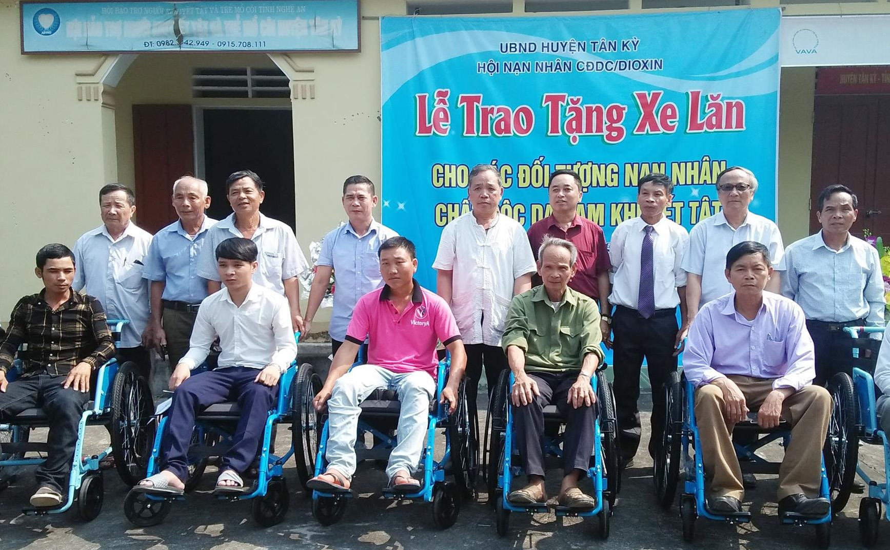 Chủ tịch Hội Bảo trợ người khuyết tật và trẻ mồ côi tỉnh và lãnh đạo Hội nạn nhân chất độc da cam huyện Tân Kỳ trao tặng xe lăn cho các nạn nhân