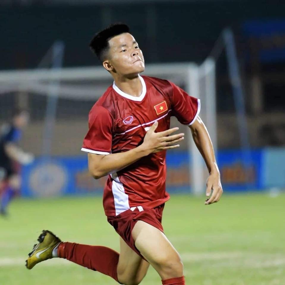 Thi đấu ấn tượng tại Giải U19 Quốc gia, Mạnh Quỳnh được tập trung cho ĐT U19 Việt Nam, ghi bàn thắng duy nhất đánh bại U19 Trung Quốc và giành chức vô địch khi thắng Thái Lan tại chung kết Giải U19 Quốc tế. Ảnh: FBNV