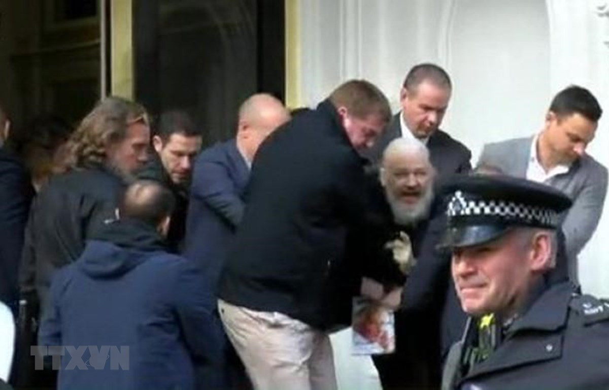 Nhà sáng lập WikiLeaks Julian Assange (giữa, phía sau) bị cảnh sát bắt giữ và áp giải khỏi Đại sứ quán Ecuador ở London ngày 11/4/2019. (Nguồn: Rupity/TTXVN)