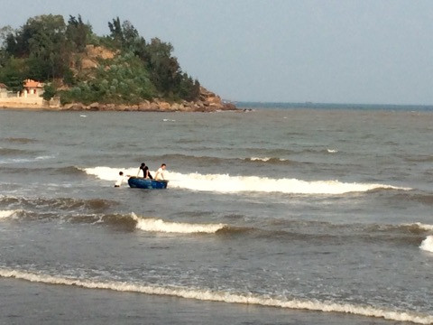 Người dân địa phương dùng thuyền thúng và lưới kéo để tìm nạn nhân. Ảnh: Hữu Tình