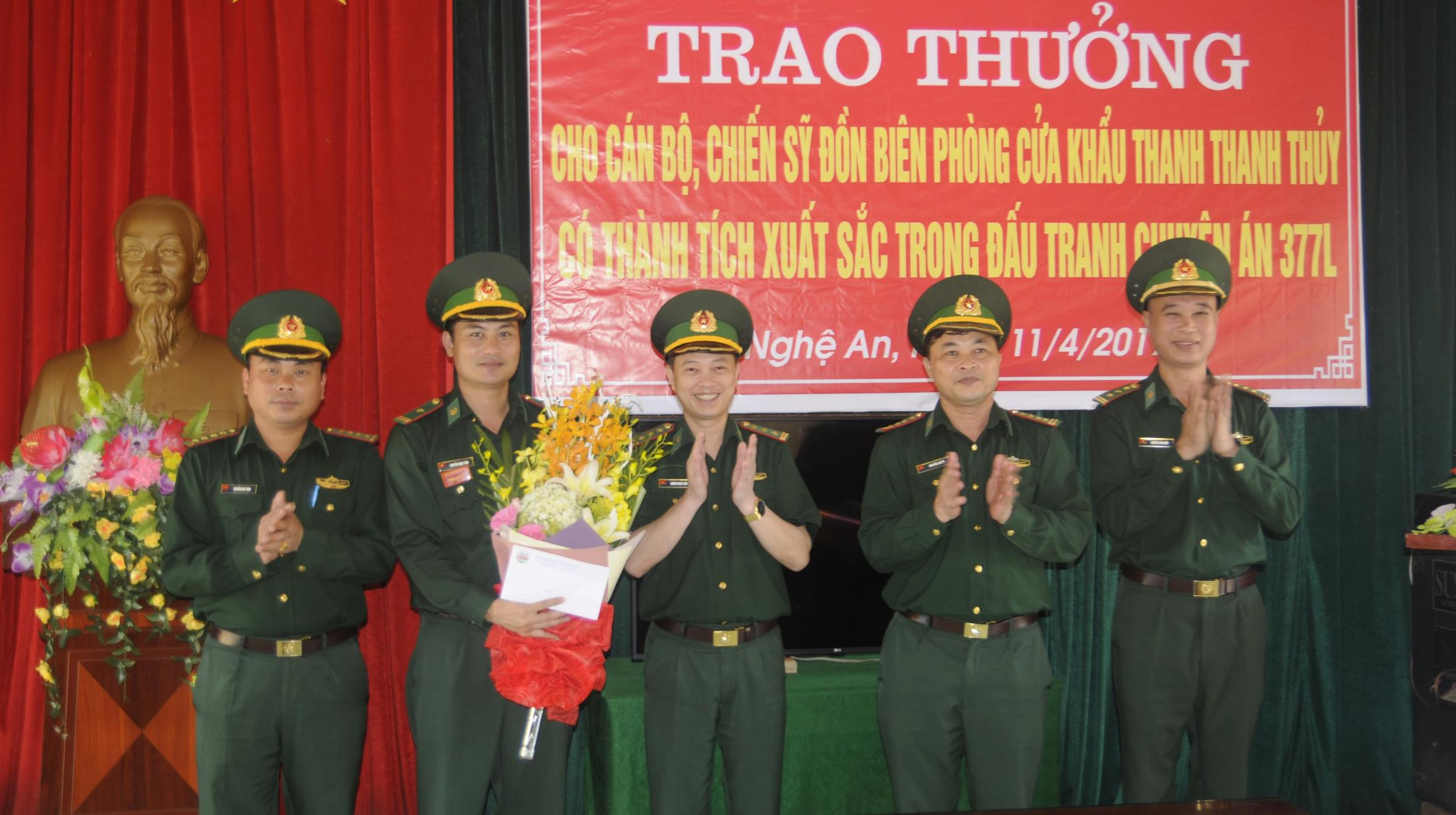 Thượng tá Hoàng Ngọc Linh, Phó chỉ huy trưởng BĐBP Nghệ An, thừa ủy quyền của UBND tỉnh, Bộ tư lệnh BĐBP tặng hoa và quà cho đồn BP cửa khẩu Thanh Thủy. Ảnh: