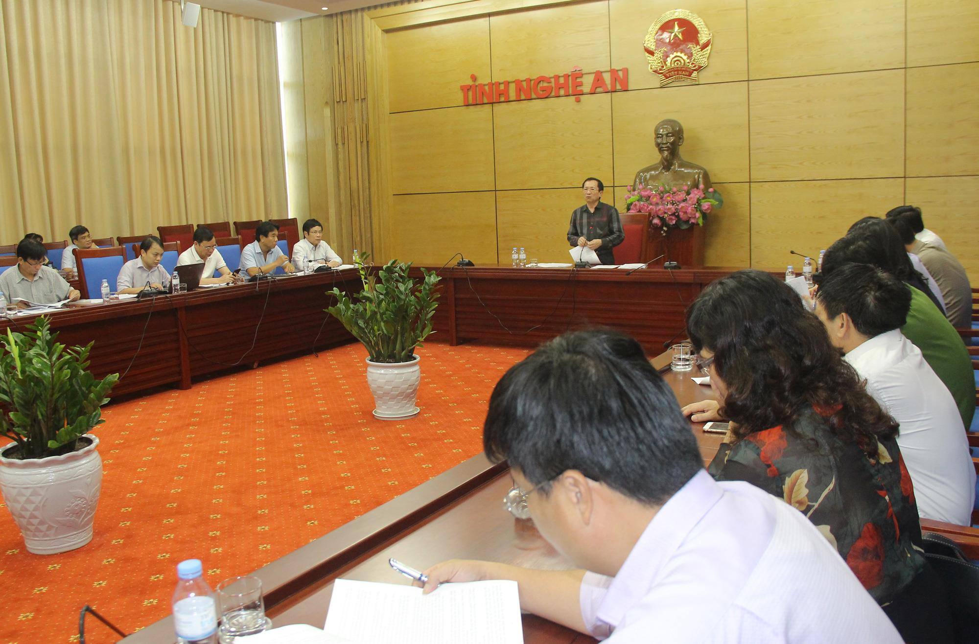 Phó Chủ tịch UBND tỉnh Đinh Viết Hồng tiếp thu các nội dung được HĐND tỉnh chỉ ra. Ảnh: Mai Hoa