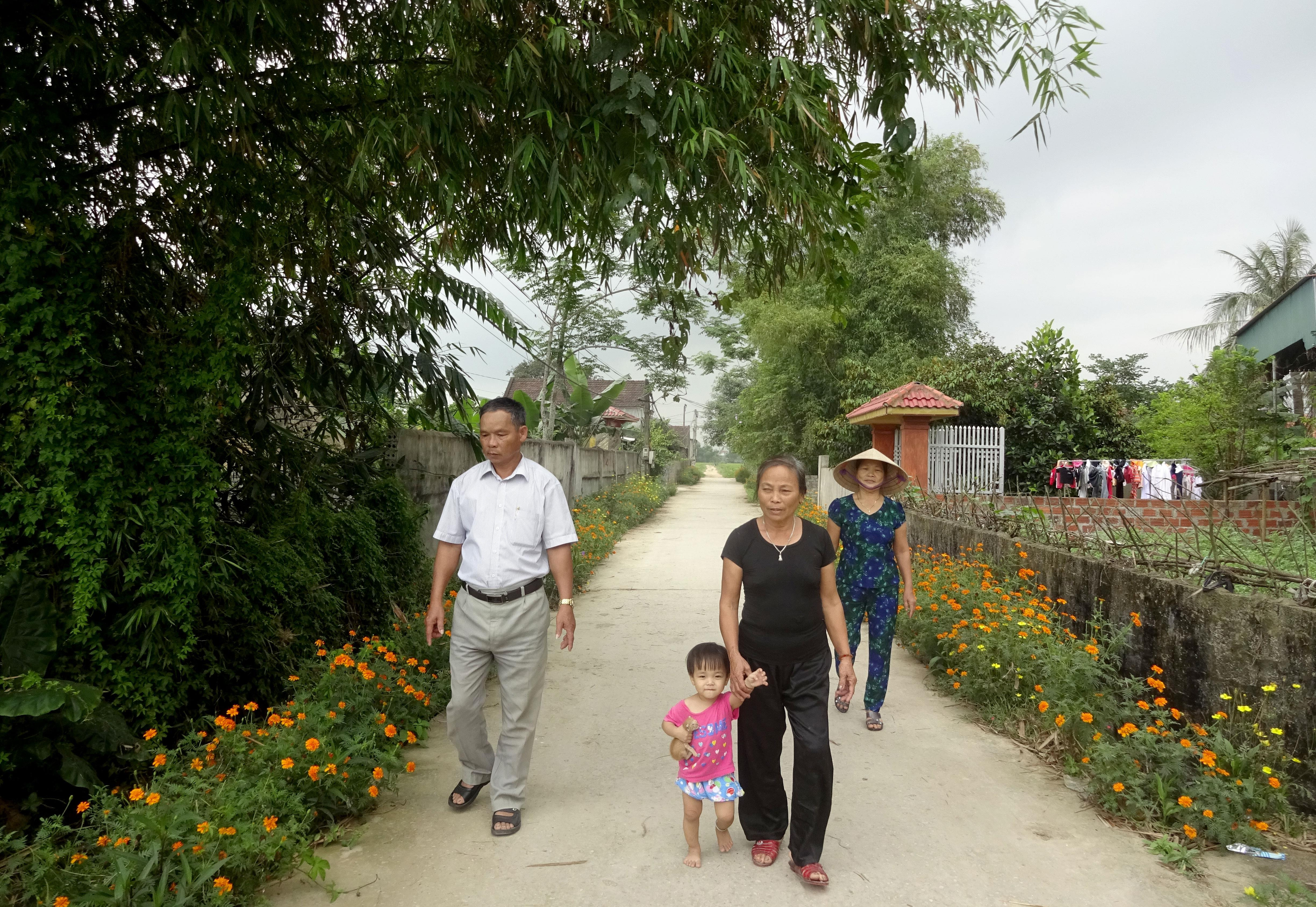 Những con đường làng ở xóm Đông Hồng giờ đã được bê tông thoáng rộng, không còn cảnh lầy lội như trước.