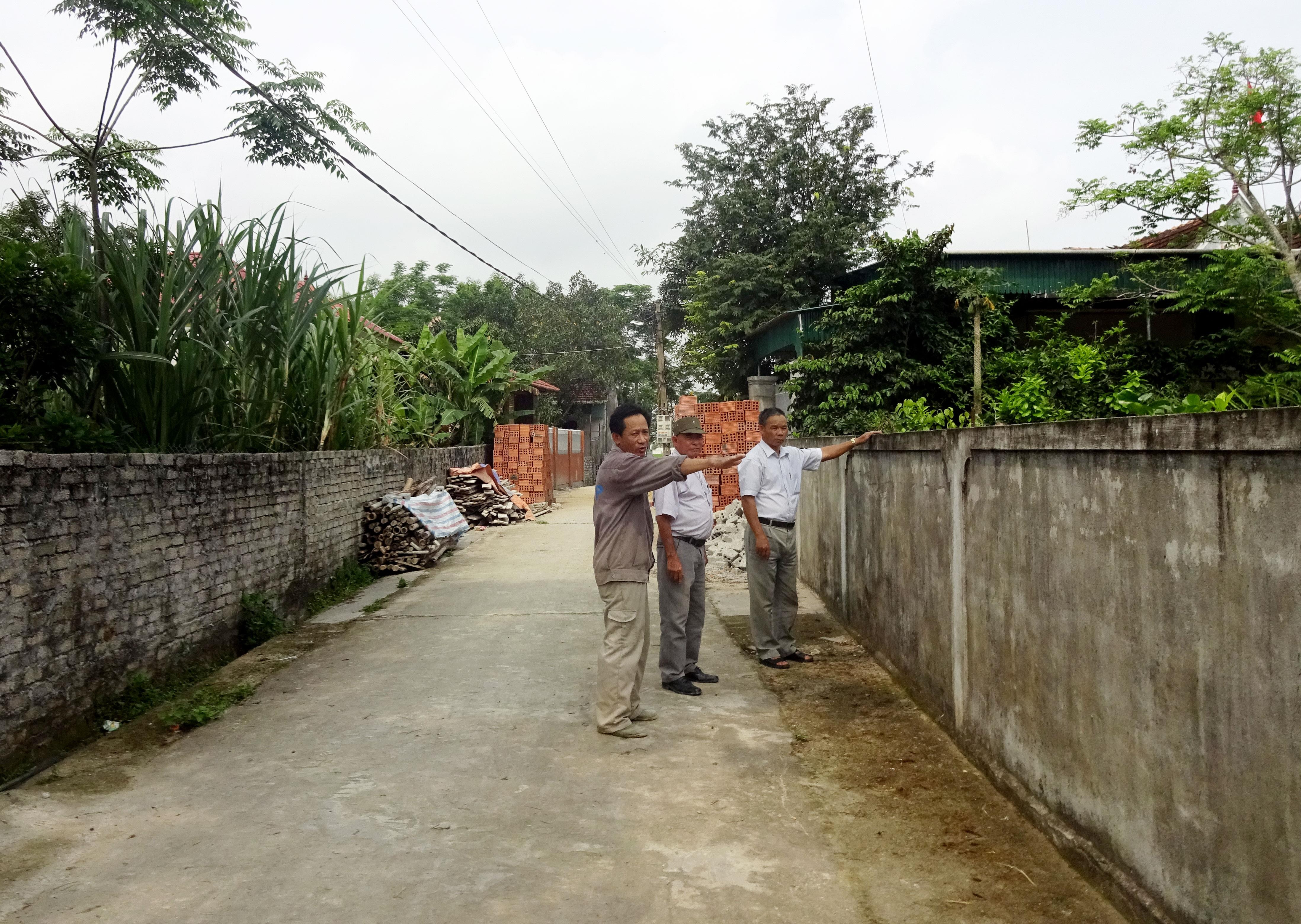 Đảng viên Phan Thanh Ký (bên phải) đã tự nguyện hiến 100 m2 đất để xóm mở đường
