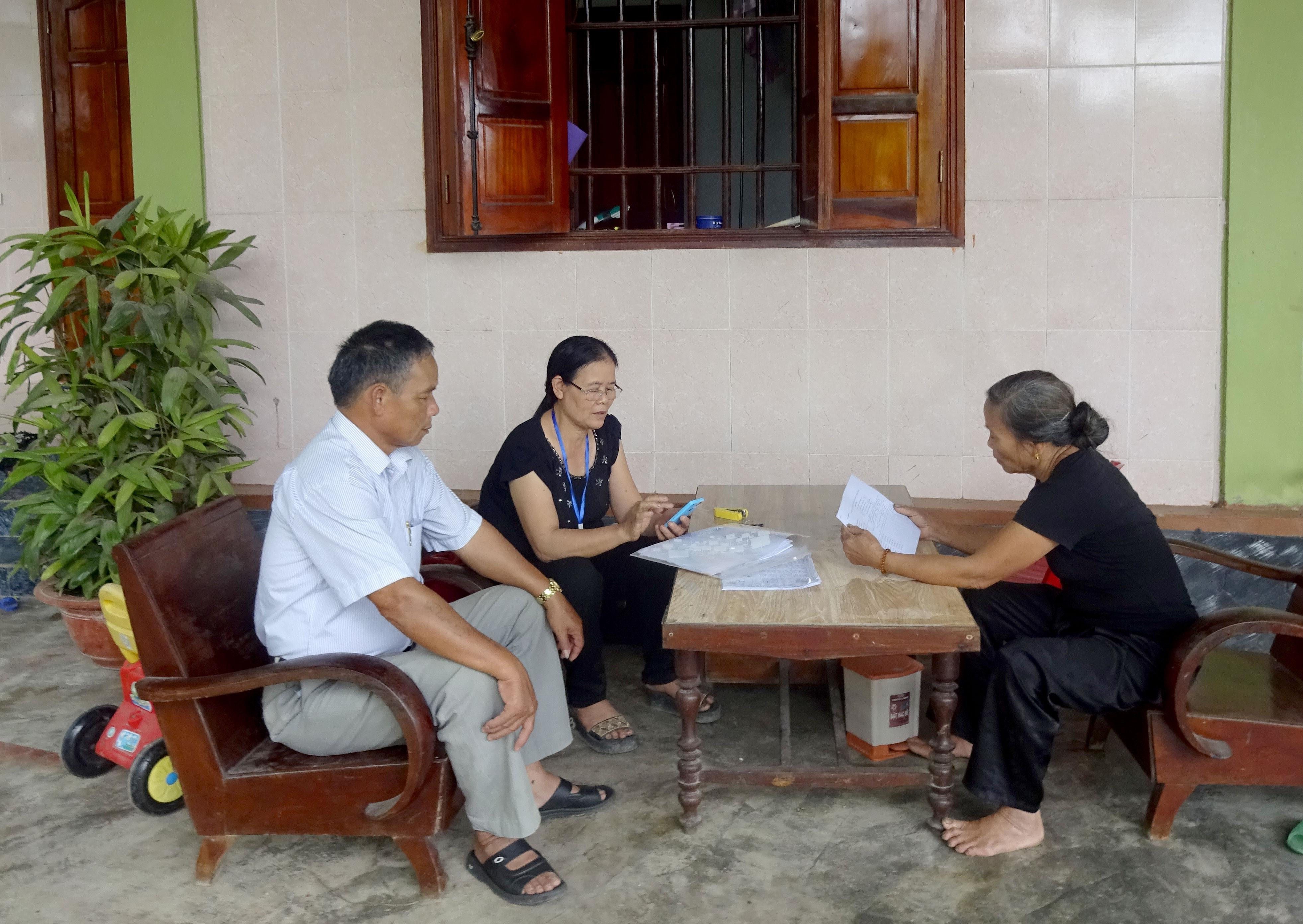 Đảng viên Phan Thanh Ký (bên phải) đã tự nguyện hiến 100 m2 đất để xóm mở đường