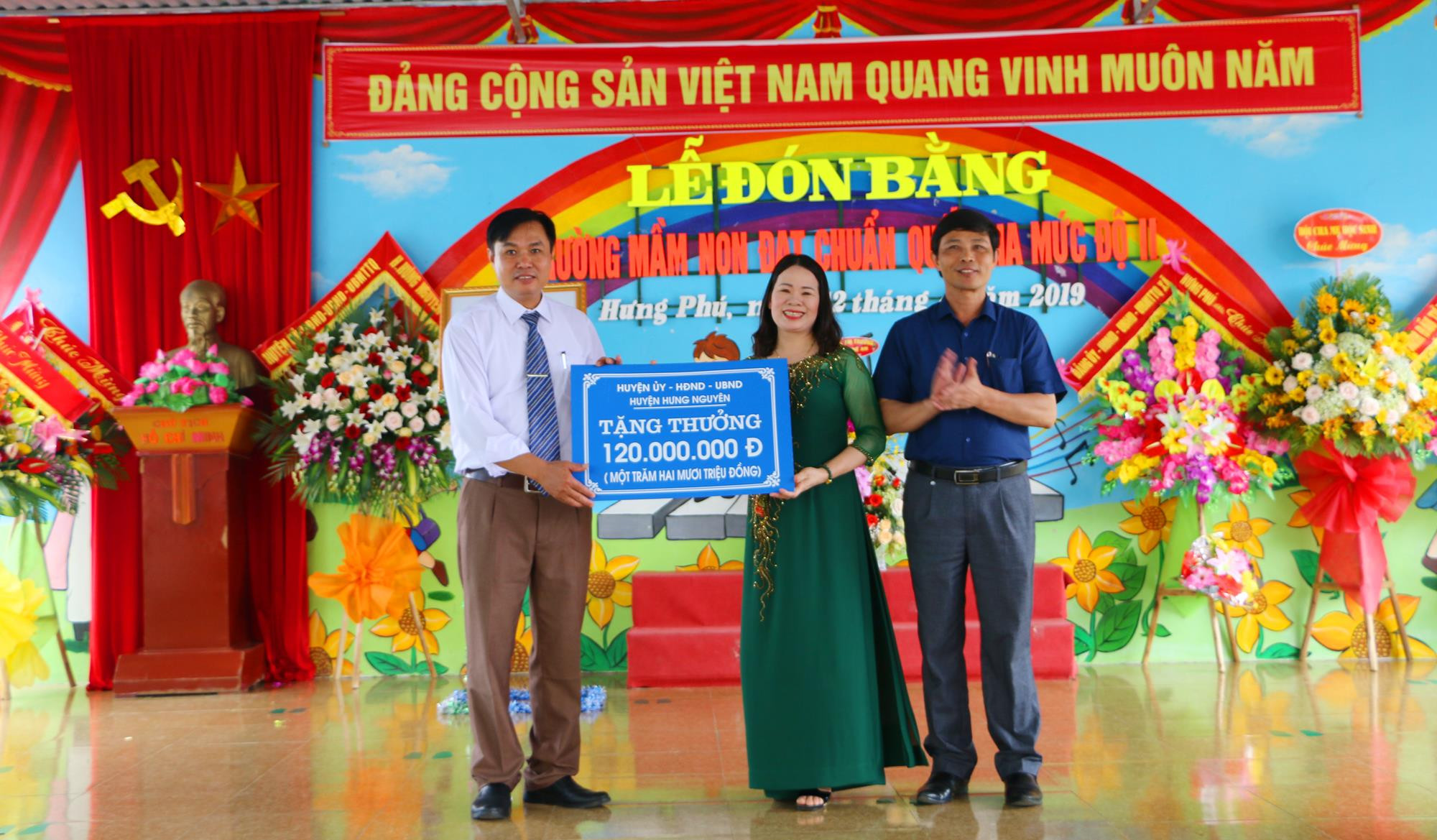 Trao phần thưởng 120 triệu đồng cho xã Hưng Phú về thành tích đưa Trường mầm non xã đạt chuẩn Quốc gia mức độ 2. Ảnh: Nguyễn Hải