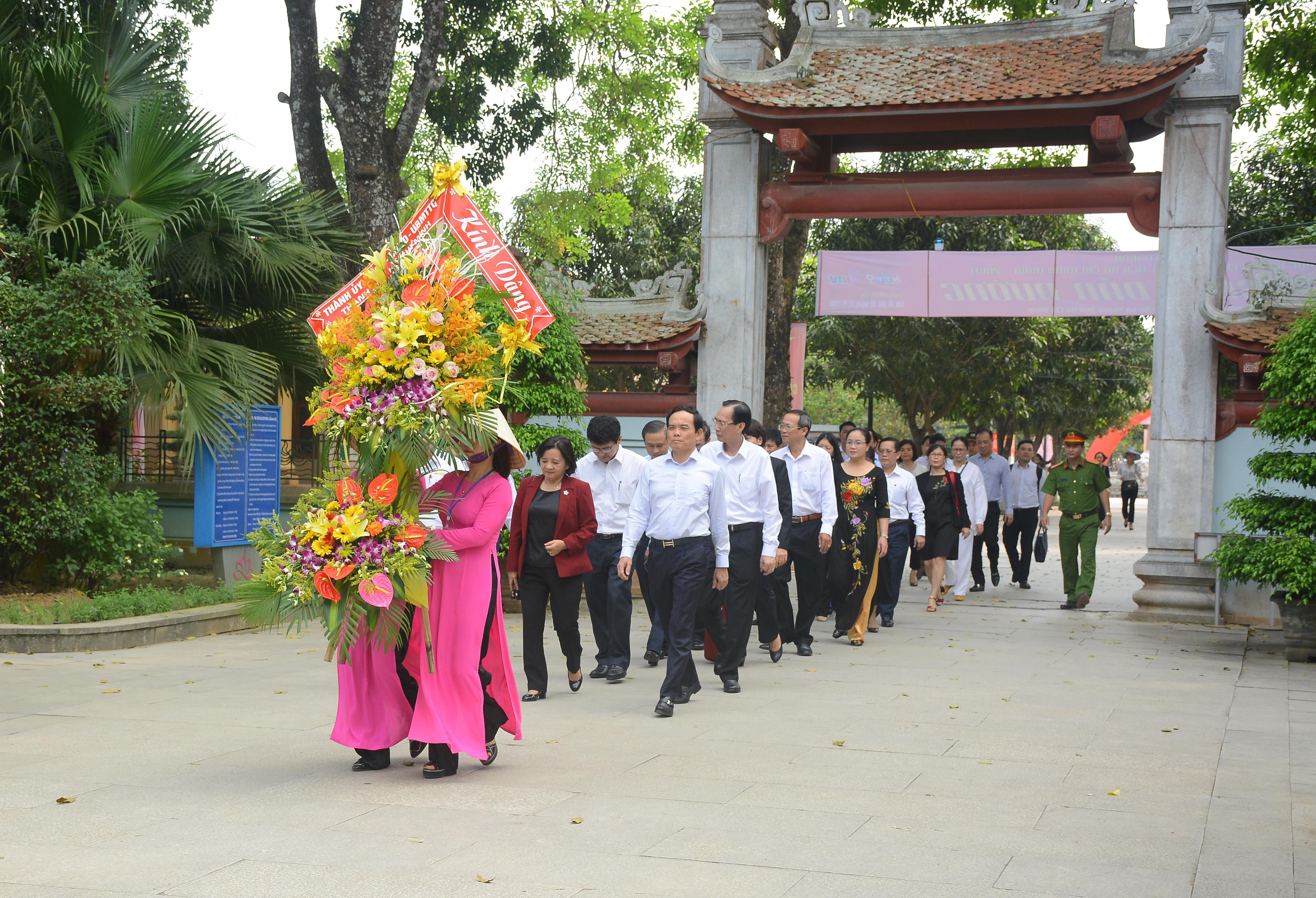 Các đại biểu về thăm Khu di tích Kim Liên. Ảnh: Thu Giang