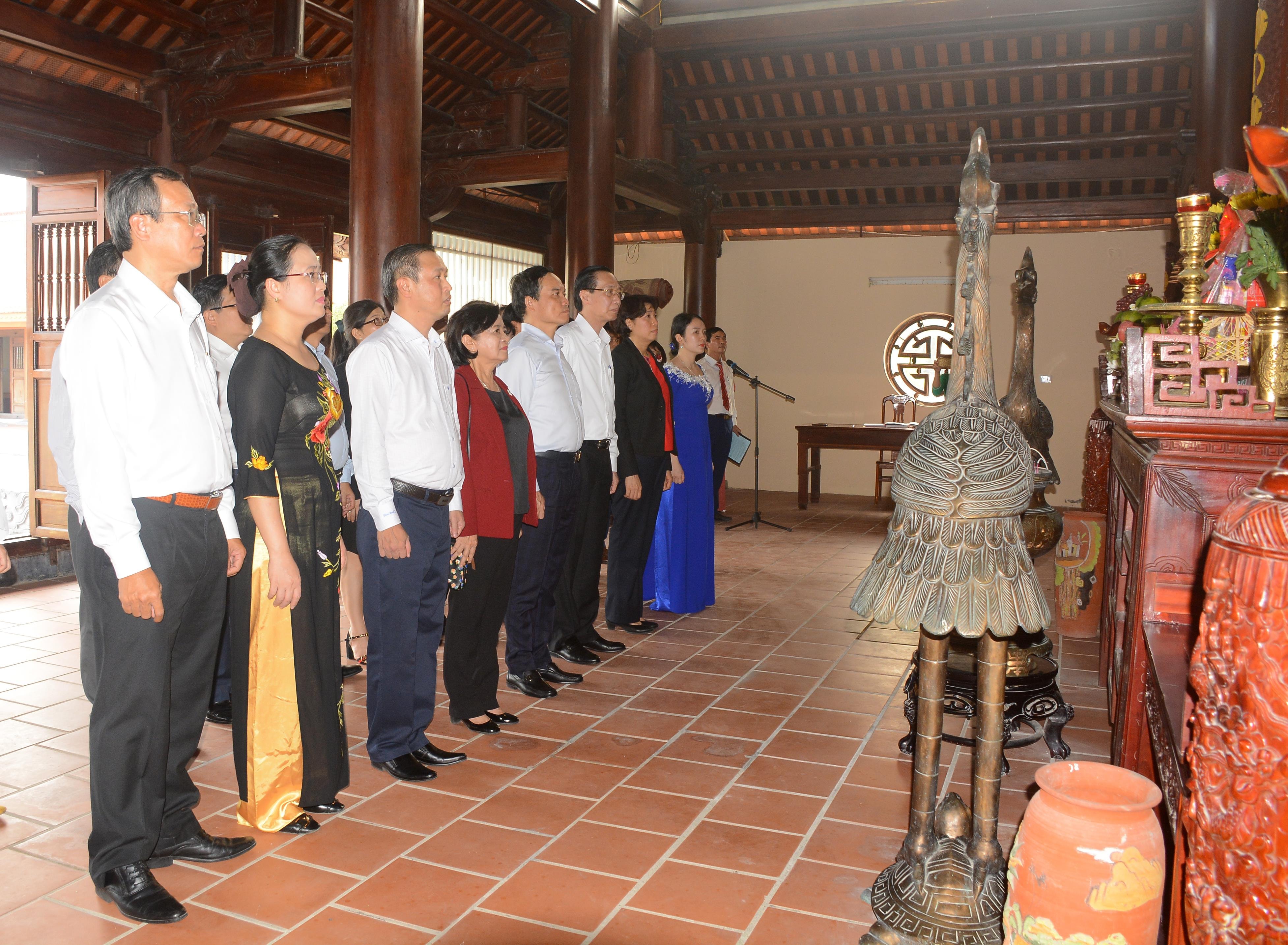 Các đại biểu thành kính làm lễ tại Khu lưu niệm Tổng Bí thư Lê Hồng Phong. Ảnh: Thu Giang